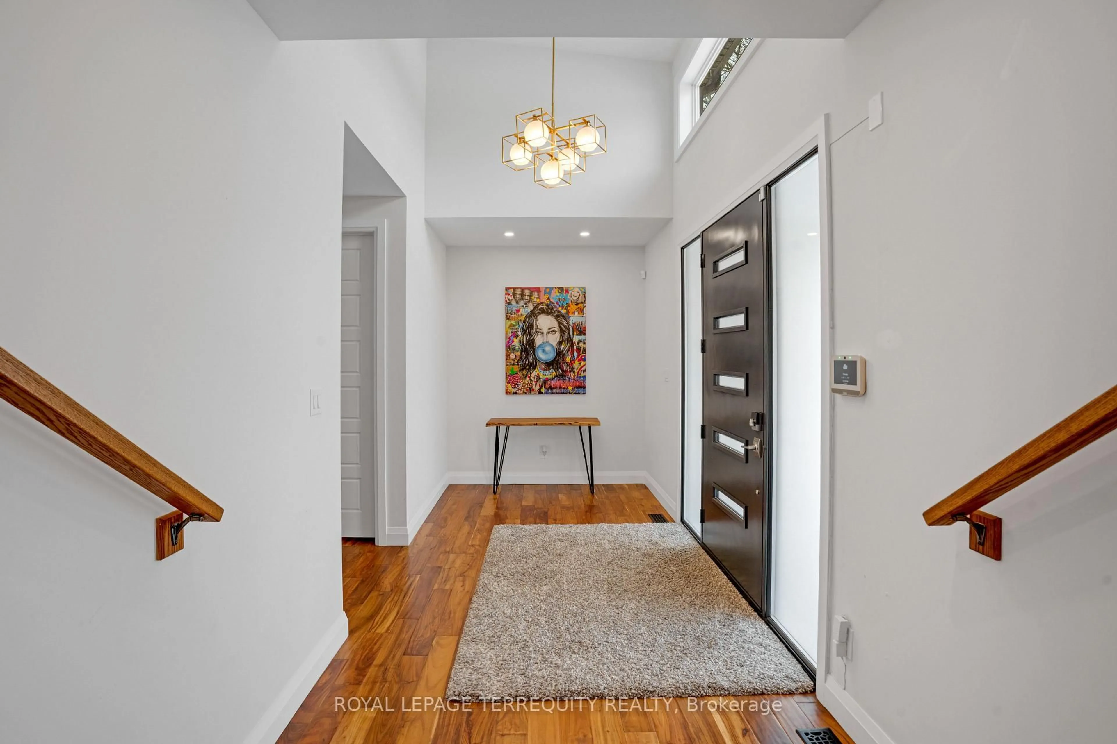 Indoor entryway for 716 North Shore Blvd, Burlington Ontario L7T 1X6