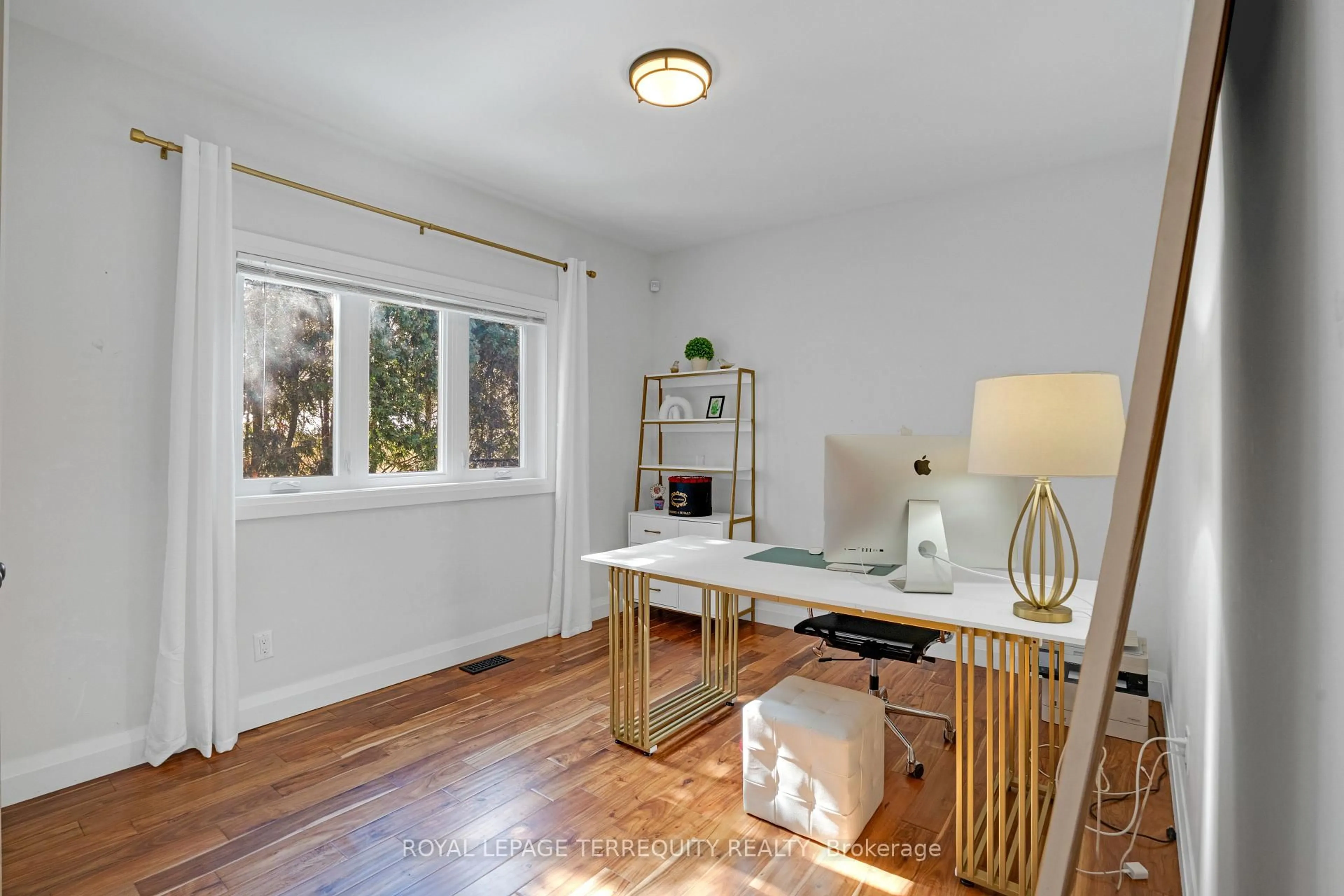 A pic of a room for 716 North Shore Blvd, Burlington Ontario L7T 1X6