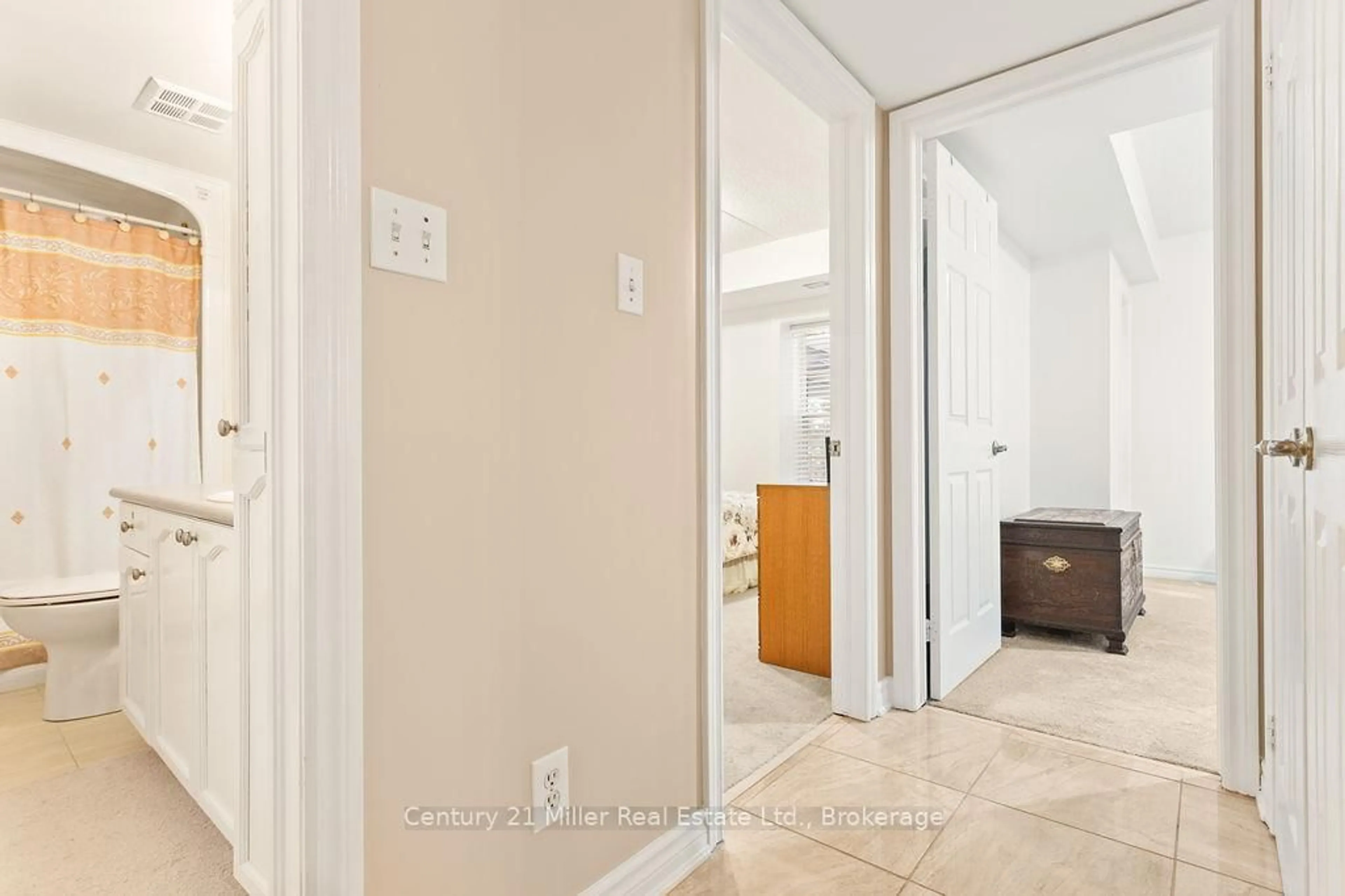 Indoor entryway for 1450 Bishops Gate #111, Oakville Ontario L6M 4N1