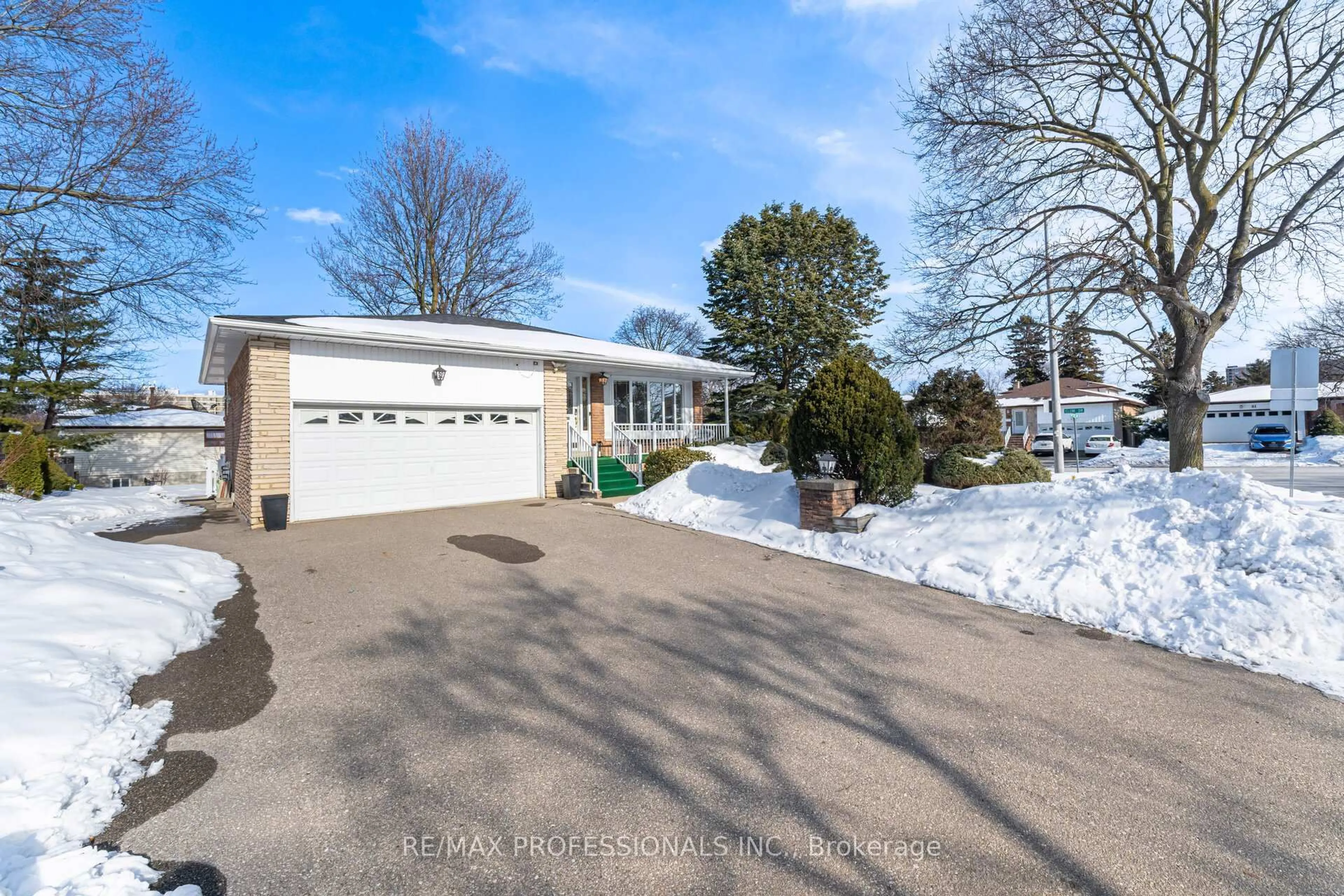 A pic from outside/outdoor area/front of a property/back of a property/a pic from drone, street for 50 Trotters Lane, Brampton Ontario L6Y 1B6