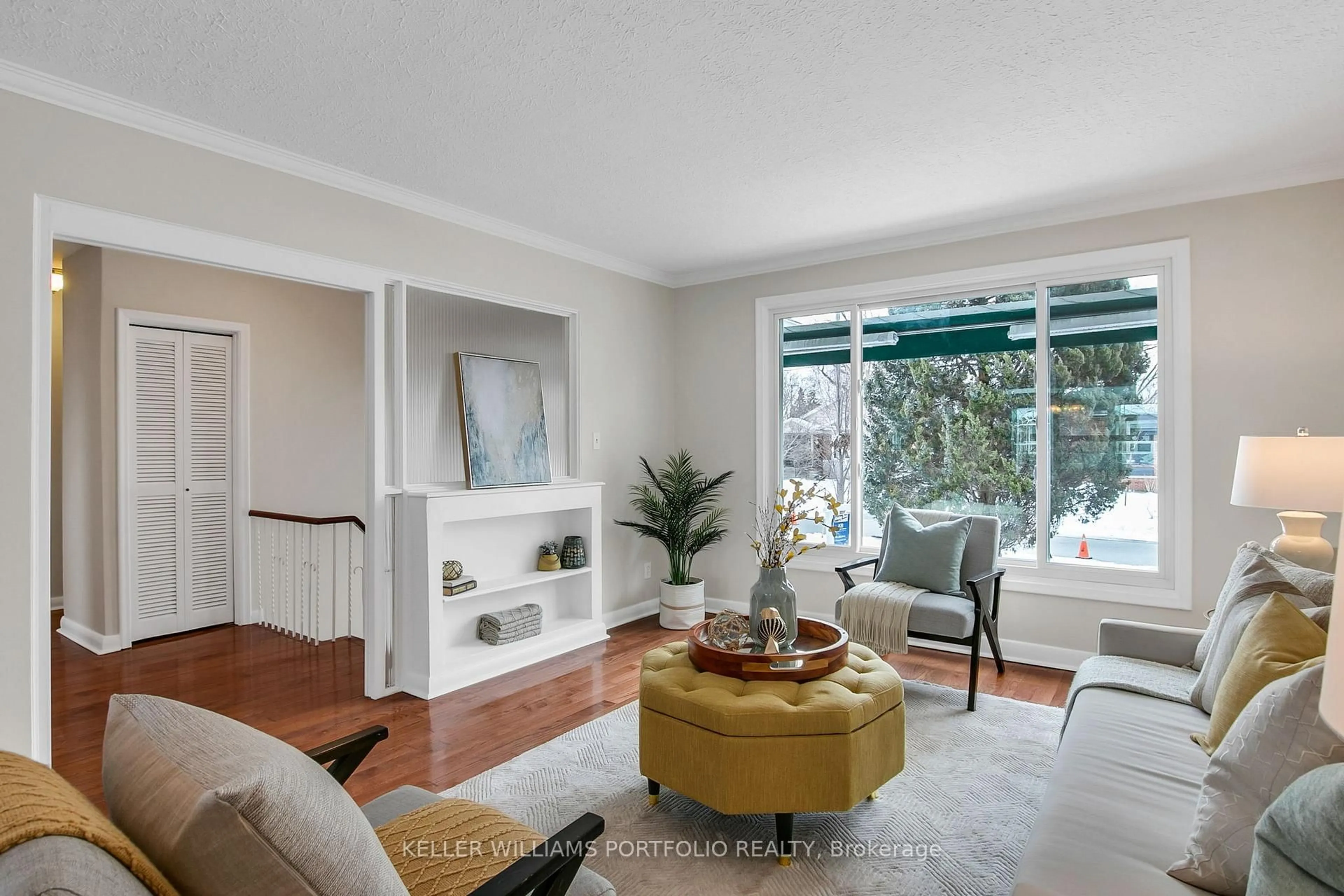 Living room with furniture, unknown for 4 Vickson Crt, Toronto Ontario M9B 1K6