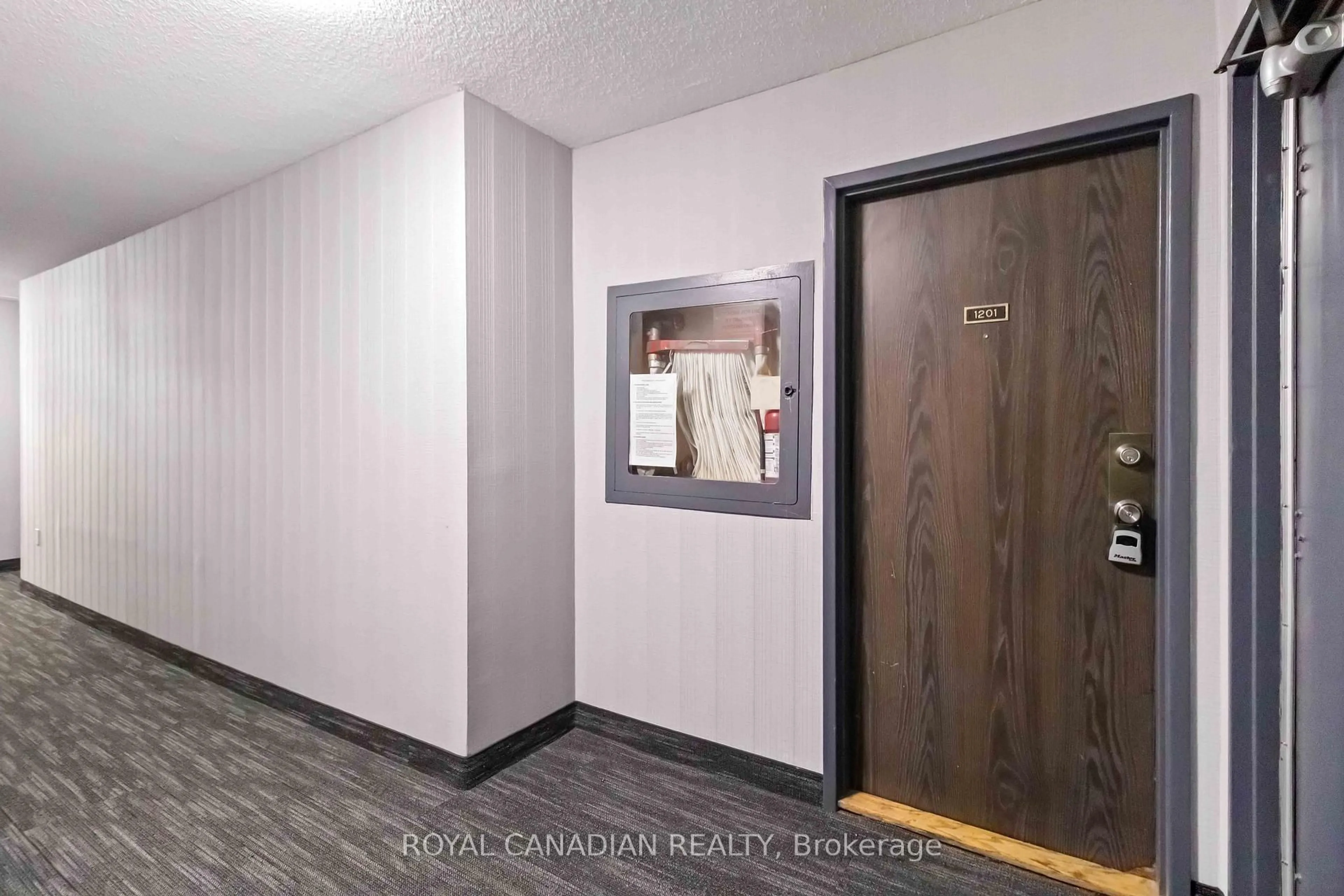 Indoor foyer for 4 Kings Cross Rd #1201, Brampton Ontario L6T 3X8