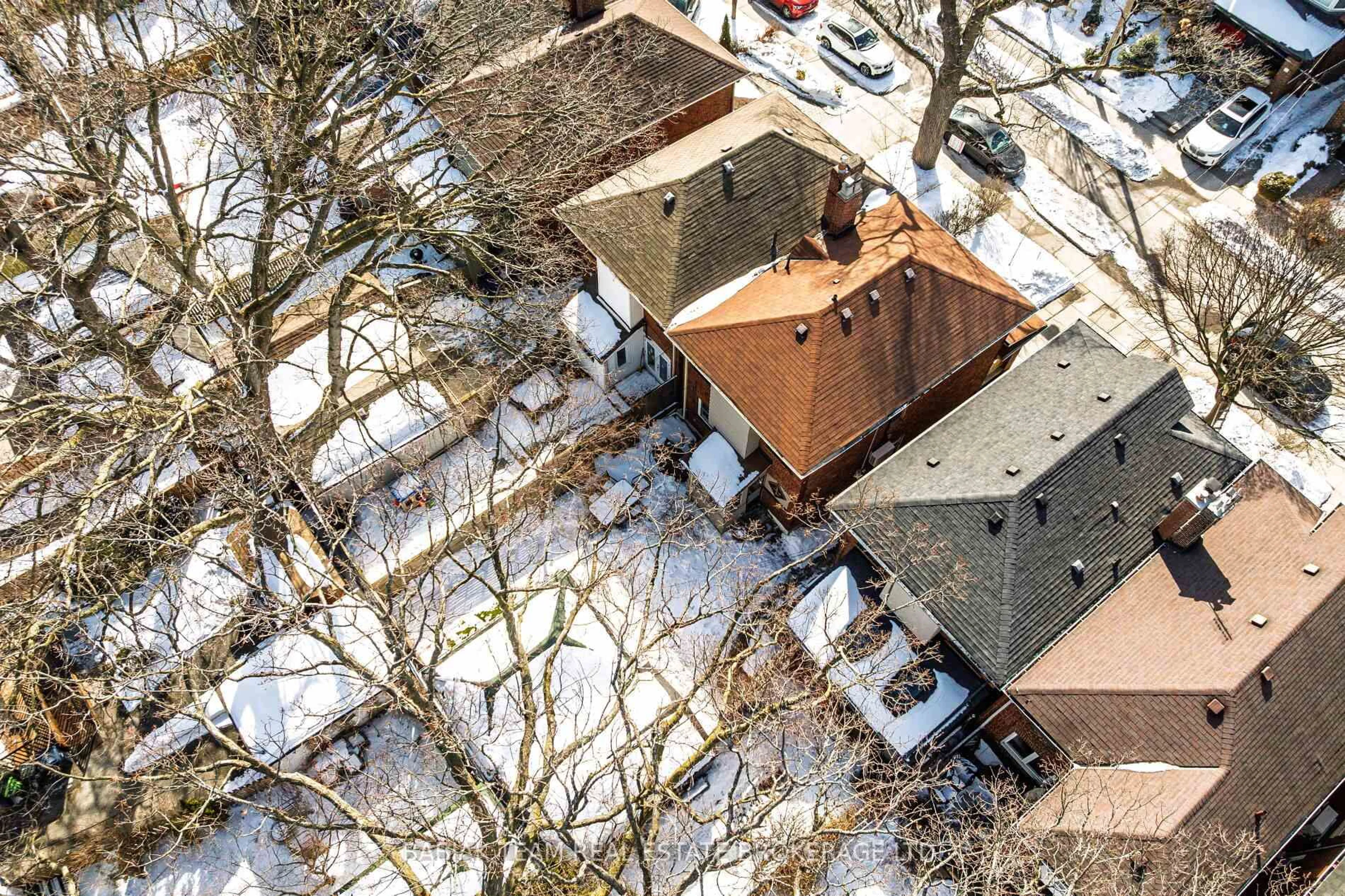 A pic from outside/outdoor area/front of a property/back of a property/a pic from drone, unknown for 33 Humber Tr, Toronto Ontario M6S 4C2