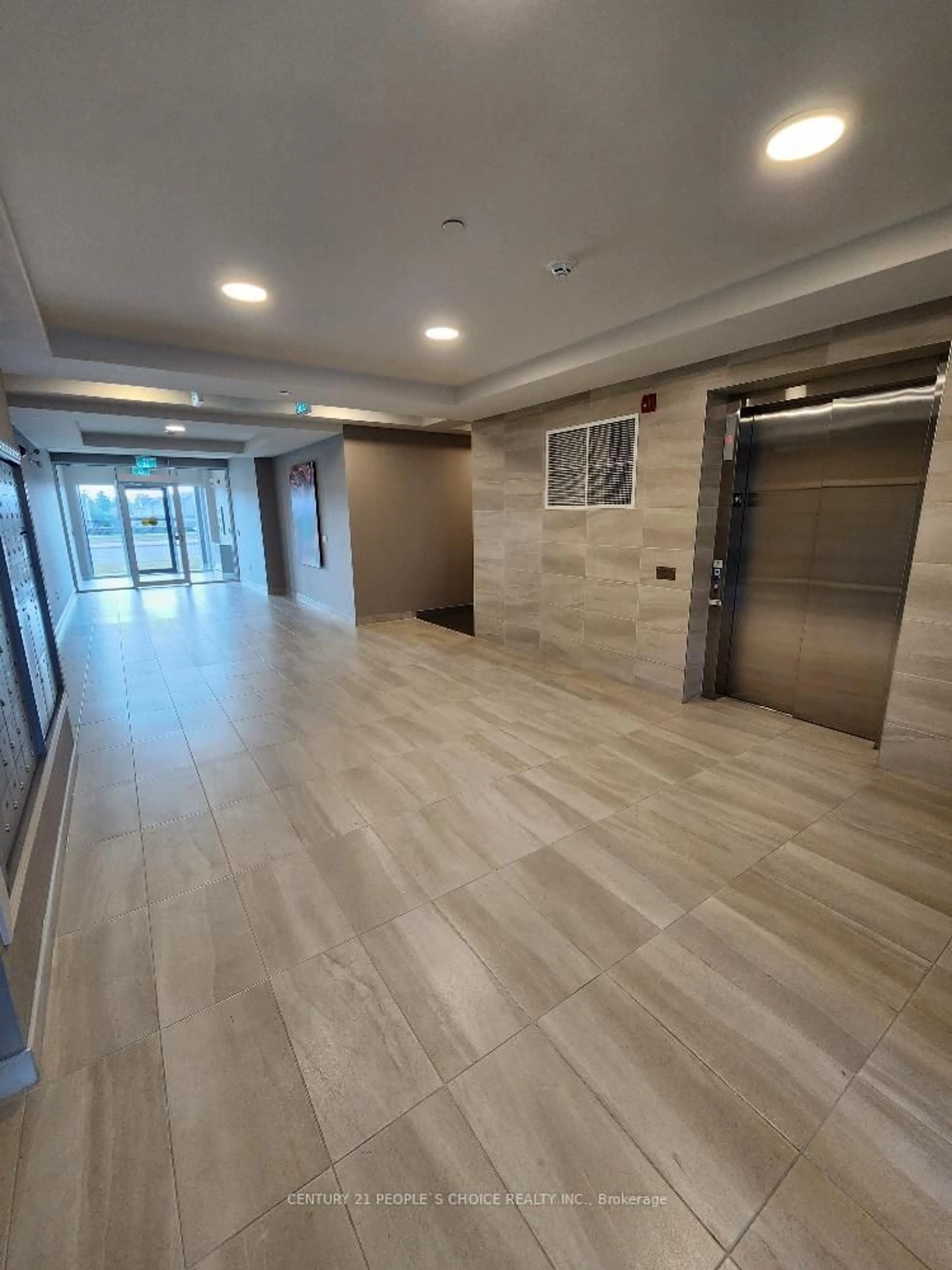 Indoor foyer for 58 Sky Harbour Dr #414, Brampton Ontario L6Y 6J1