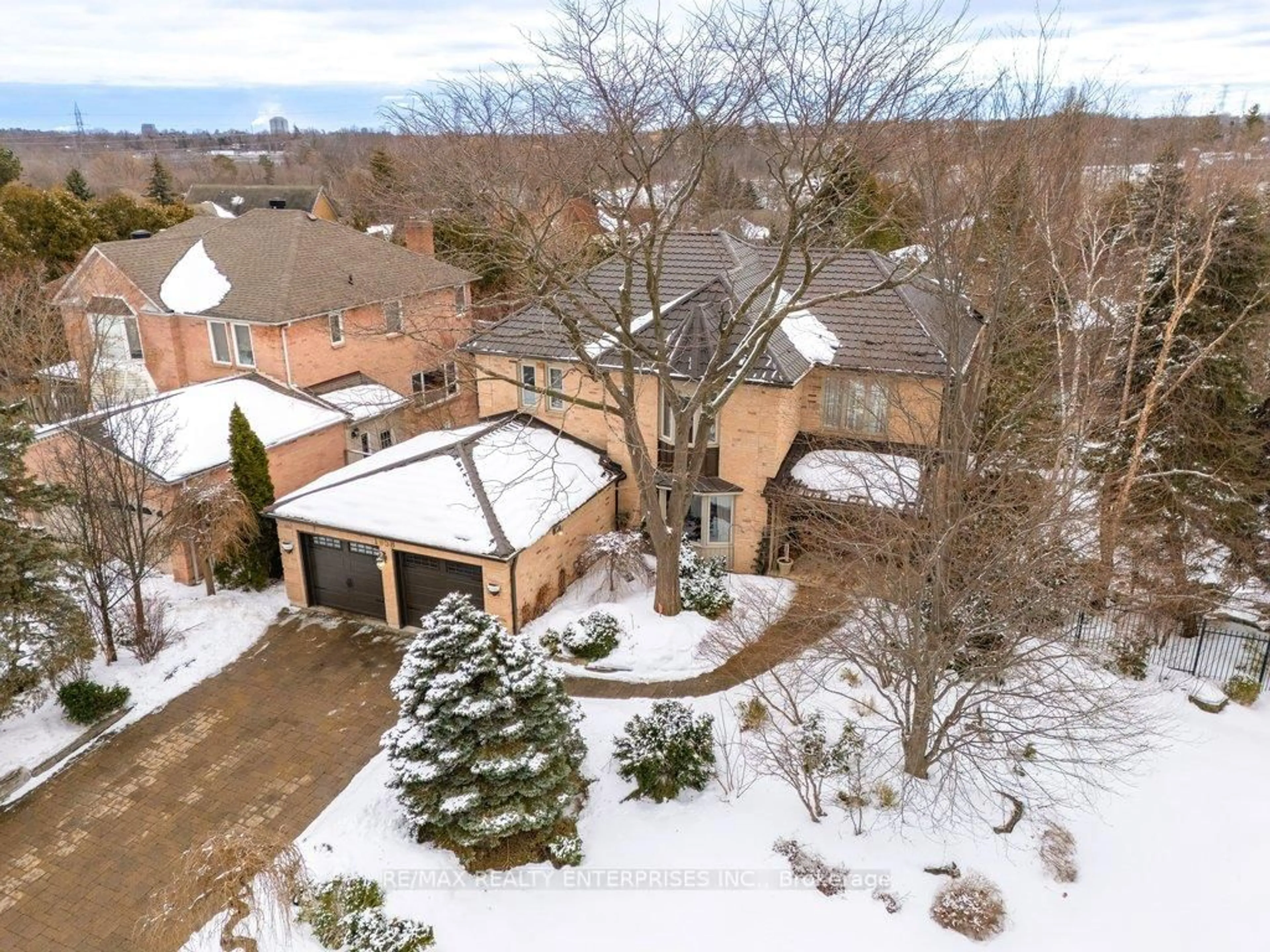 A pic from outside/outdoor area/front of a property/back of a property/a pic from drone, street for 1658 Covington Terr, Mississauga Ontario L5M 3M4