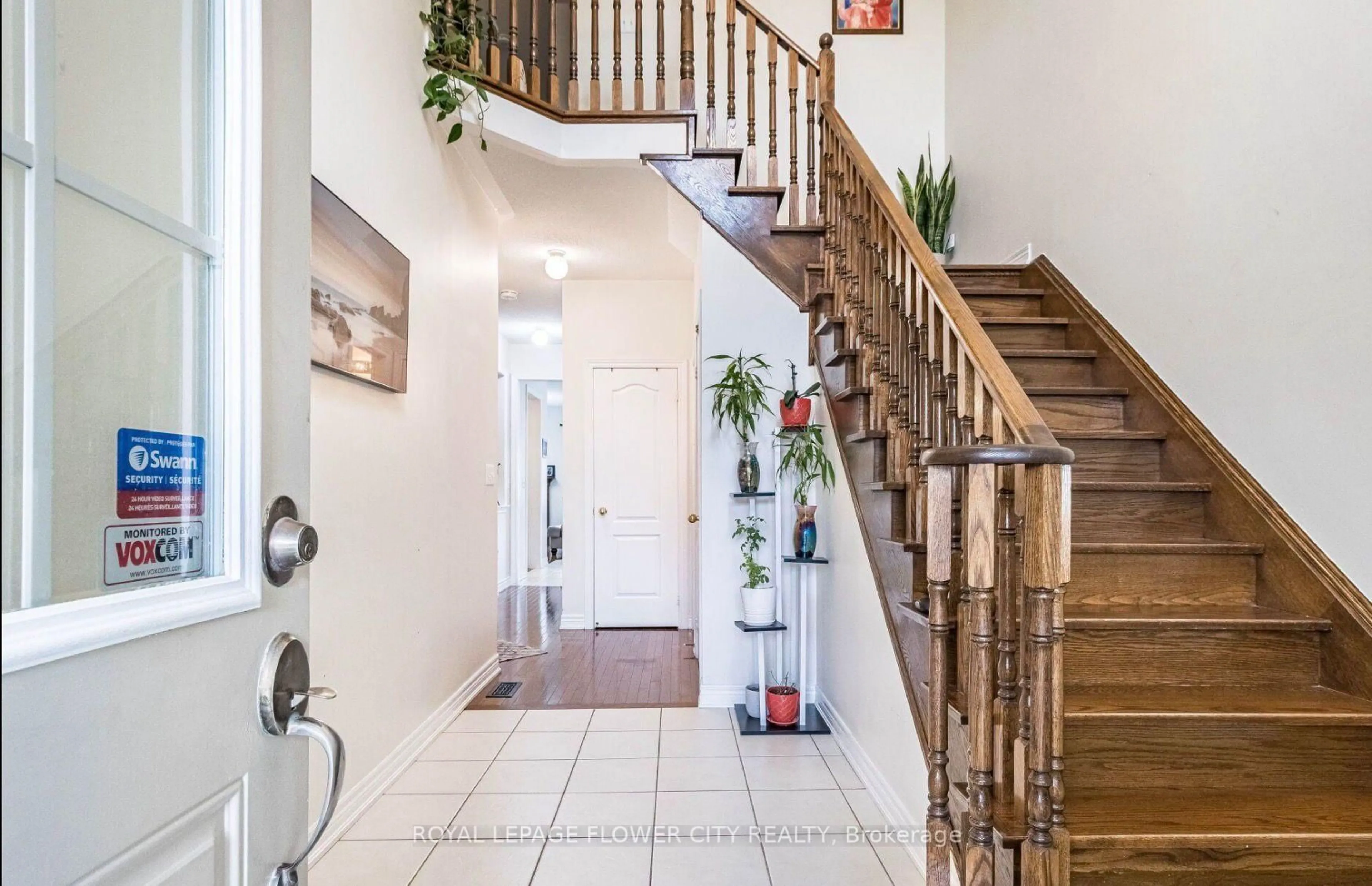 Indoor entryway for 24 Mellowood Ave, Brampton Ontario L6P 2P2