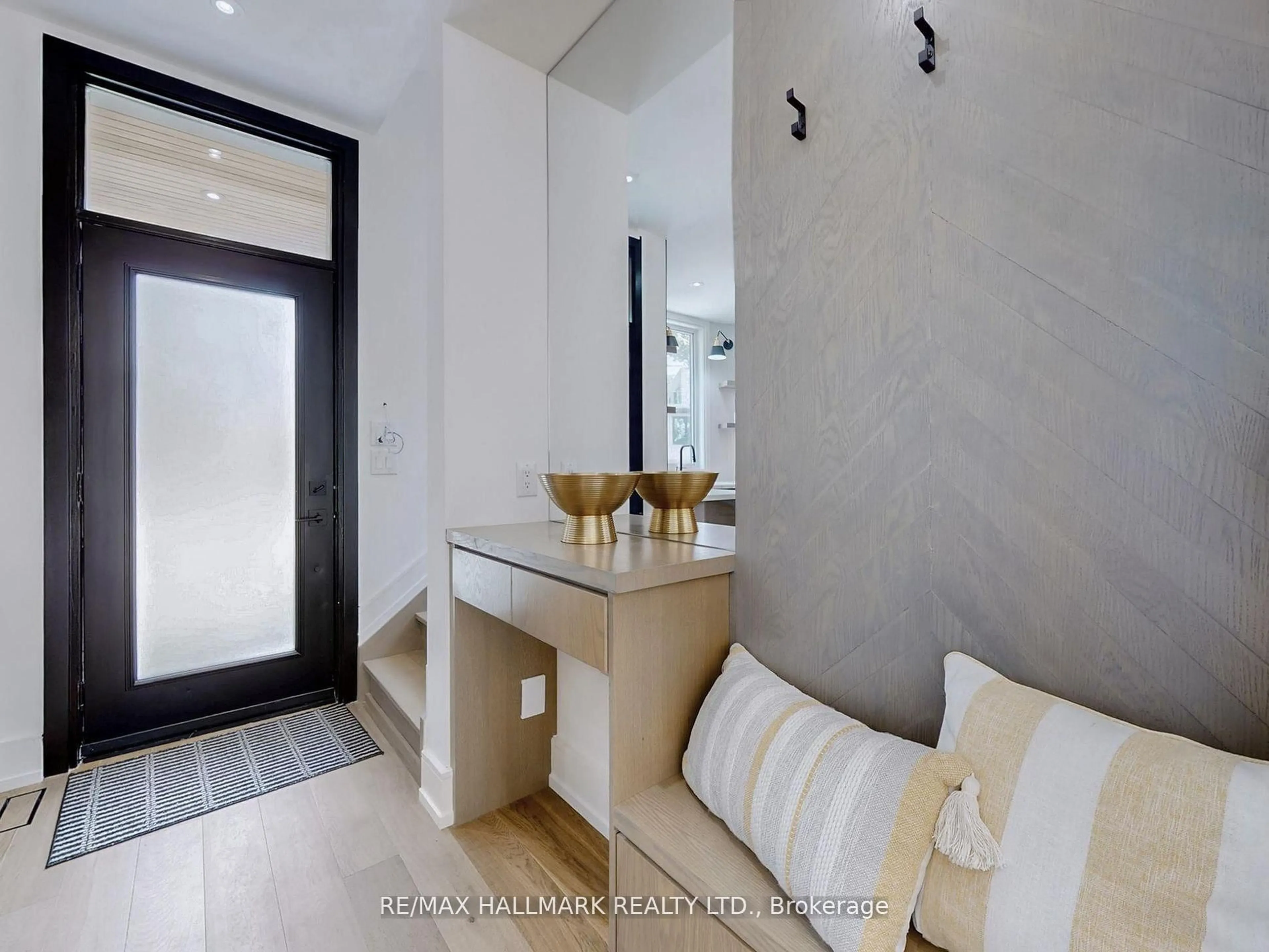 Indoor entryway for 5 Wadsworth Blvd, Toronto Ontario M9N 2G3