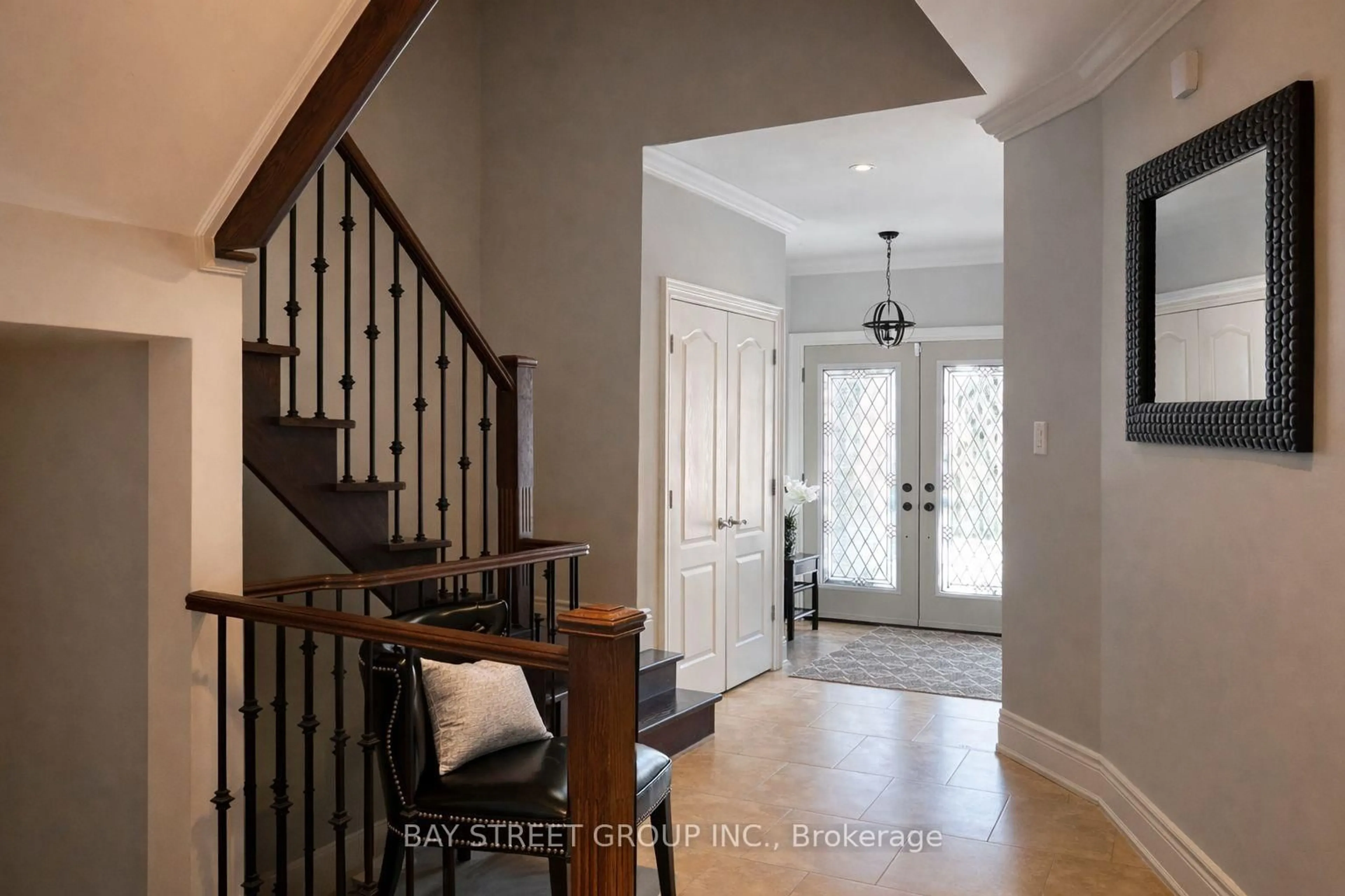Indoor entryway for 722 Gardner Ave, Mississauga Ontario L5E 1A9