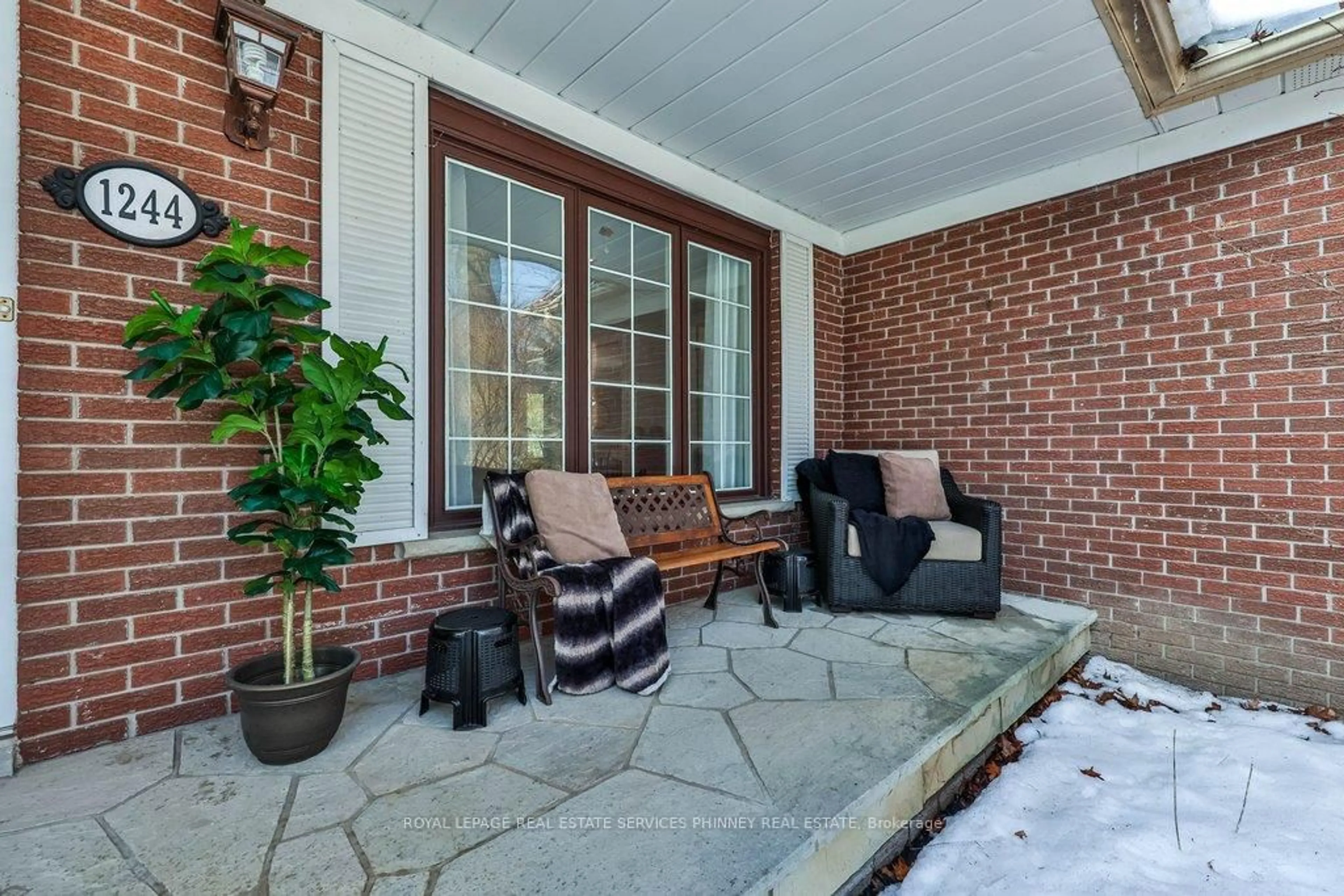 Patio, street for 1244 Woodland Ave, Mississauga Ontario L5G 2X9