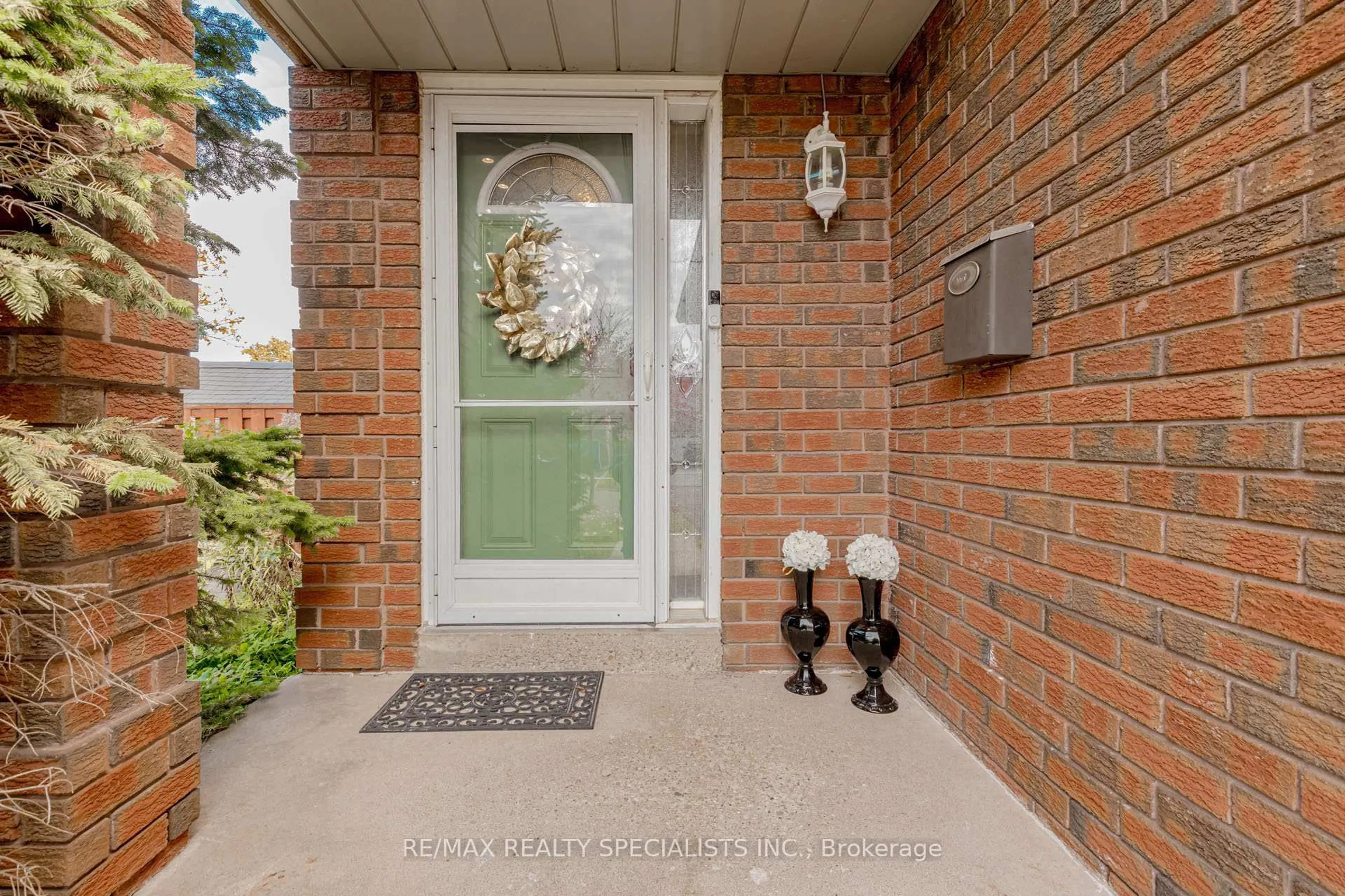 Indoor entryway for 3363 Columbine Cres, Mississauga Ontario L5N 6A8