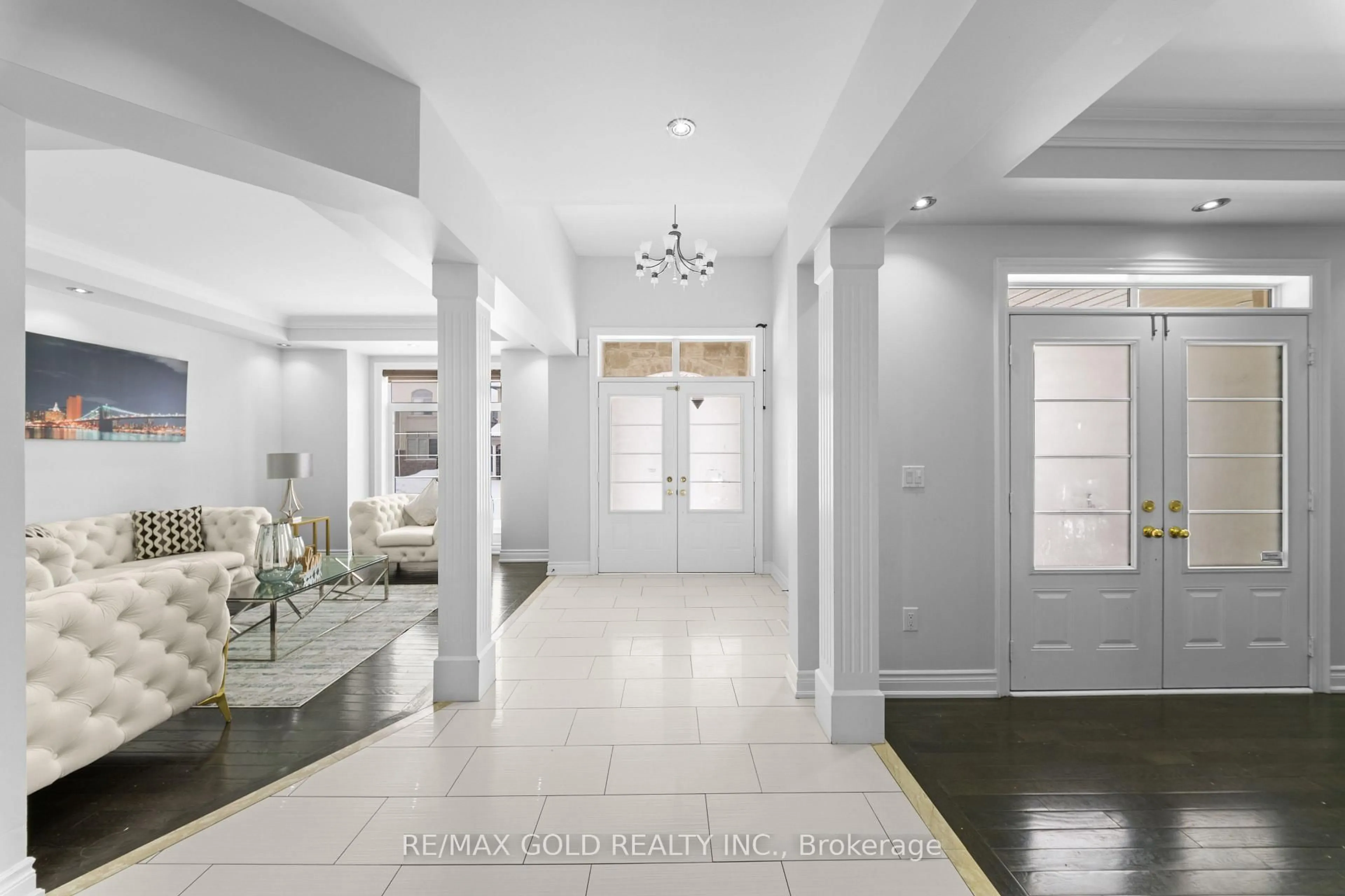 Indoor foyer for 62 Bakersfield Rd, Brampton Ontario L6P 3Y5