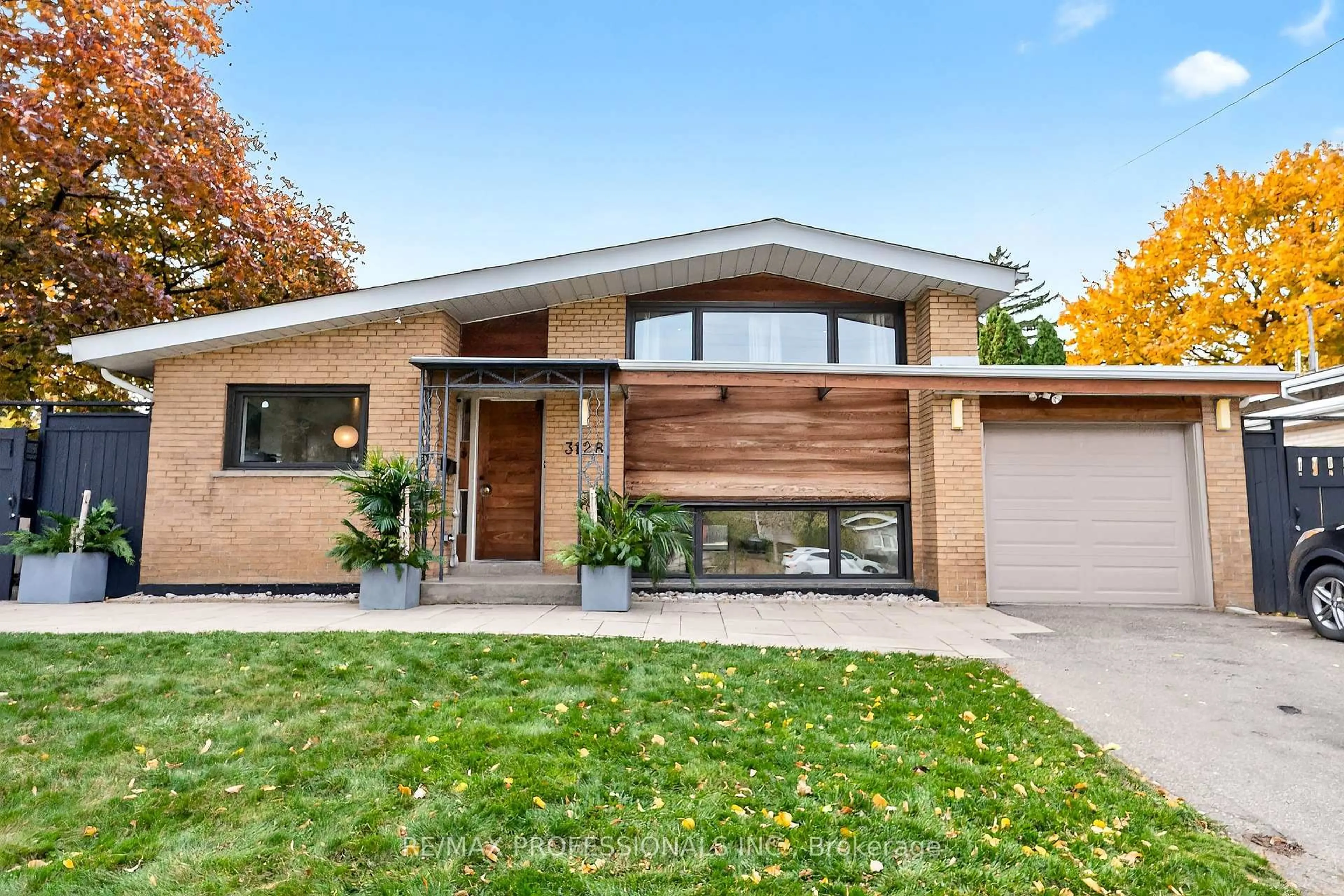 Home with brick exterior material, street for 3128 Constitution Blvd, Mississauga Ontario L4Y 2Z3