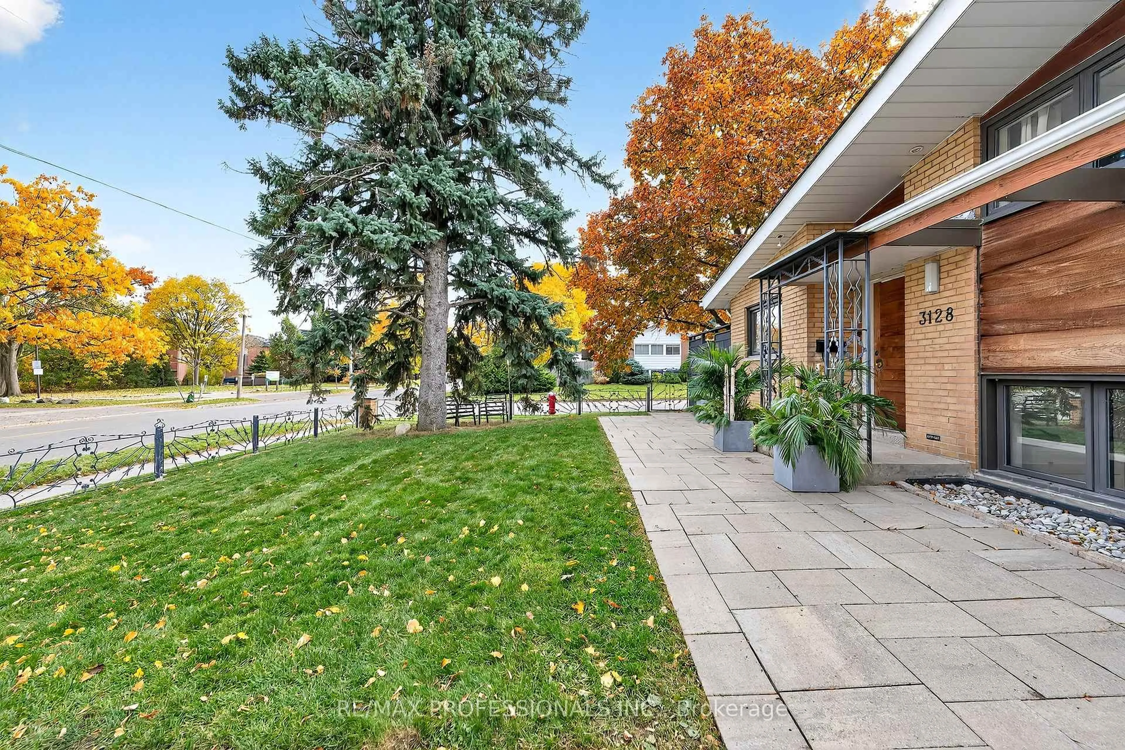 Patio, street for 3128 Constitution Blvd, Mississauga Ontario L4Y 2Z3