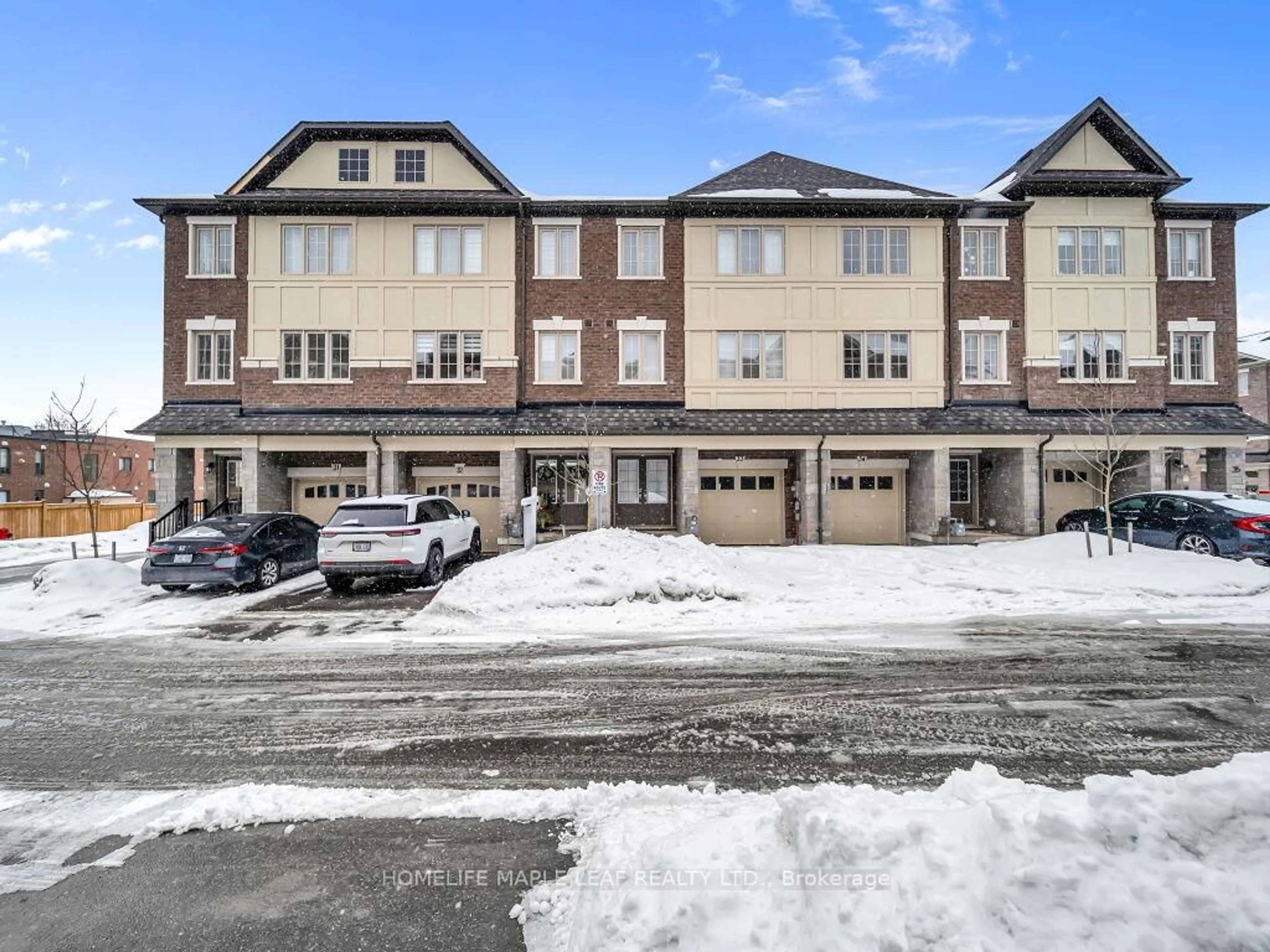 Indoor foyer for 68 First St #33, Orangeville Ontario L9W 2E4
