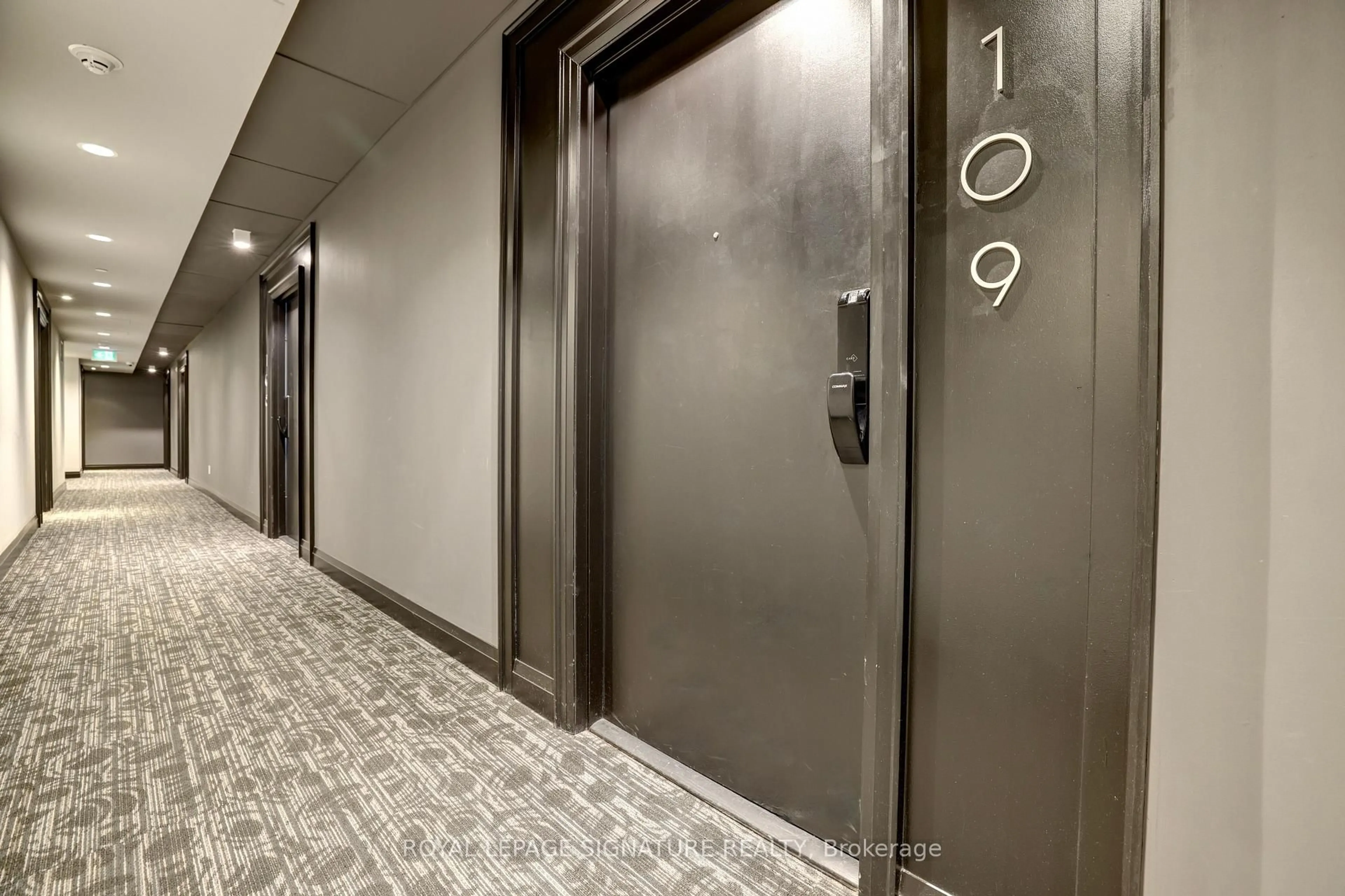 Indoor foyer for 95 Dundas St #109, Oakville Ontario L6M 5N4