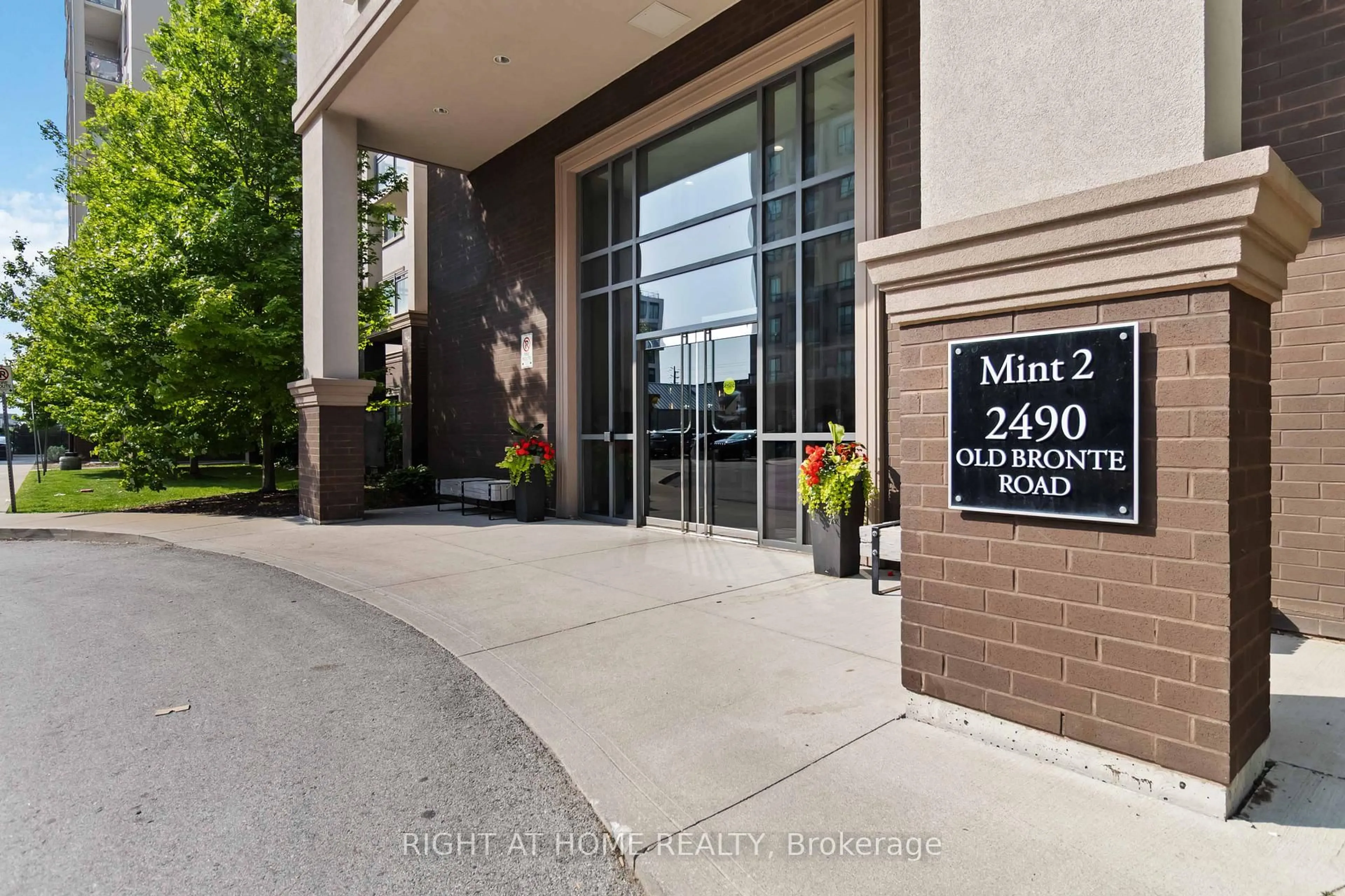 Indoor foyer for 2490 Old Bronte Rd #301, Oakville Ontario L6M 0Y5