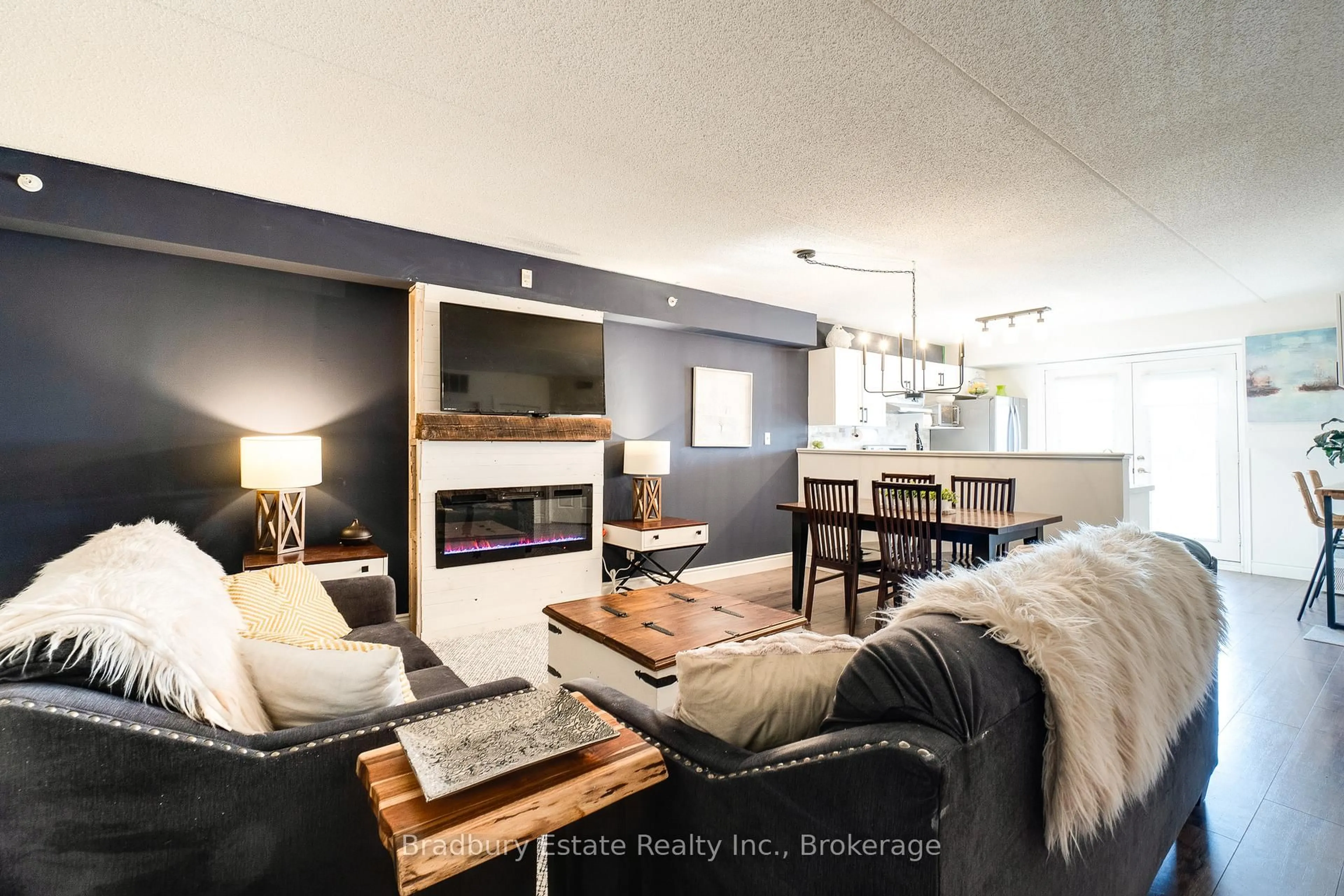Living room with furniture, unknown for 2045 Appleby Line #305, Burlington Ontario L7L 7G9