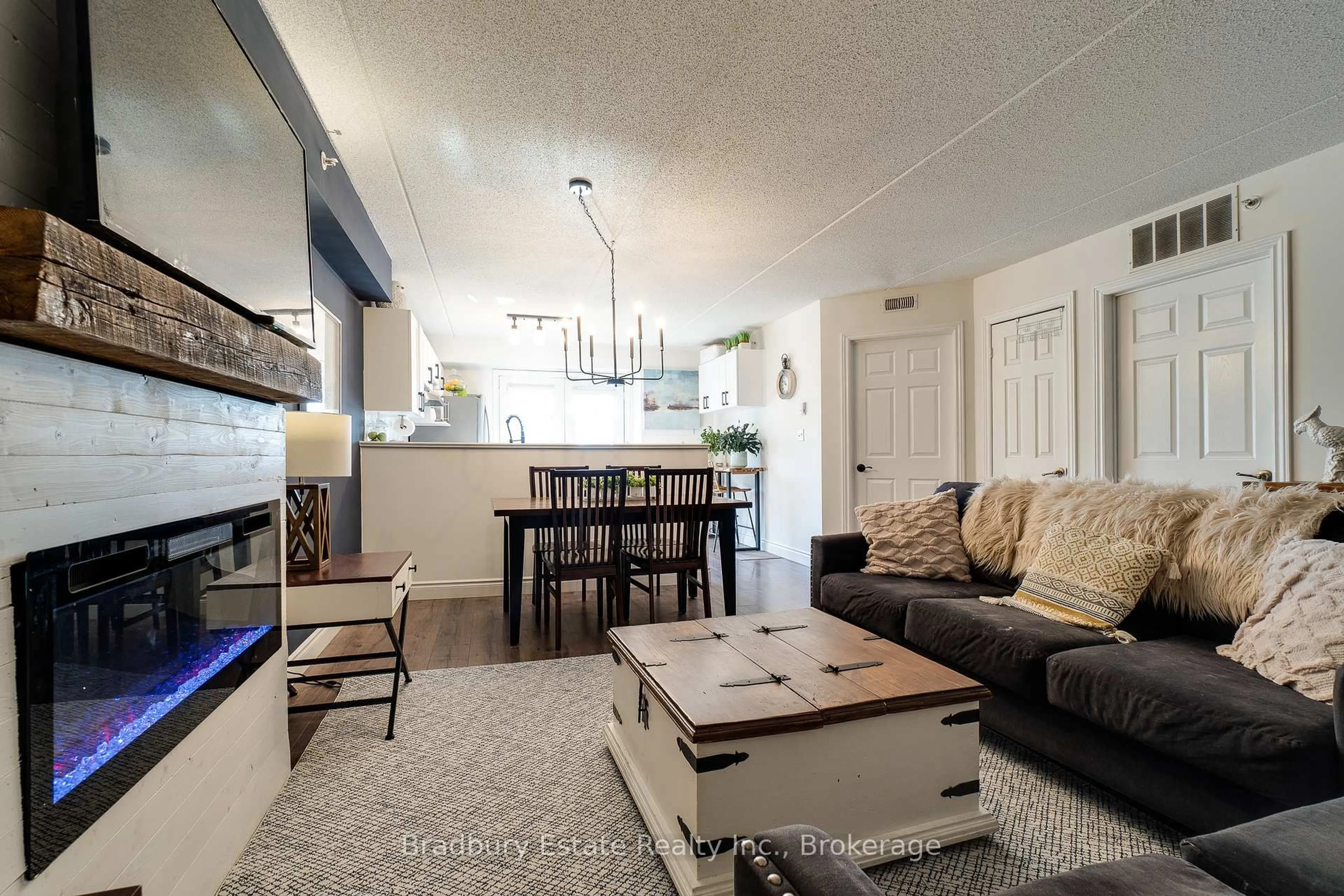 Living room with furniture, unknown for 2045 Appleby Line #305, Burlington Ontario L7L 7G9