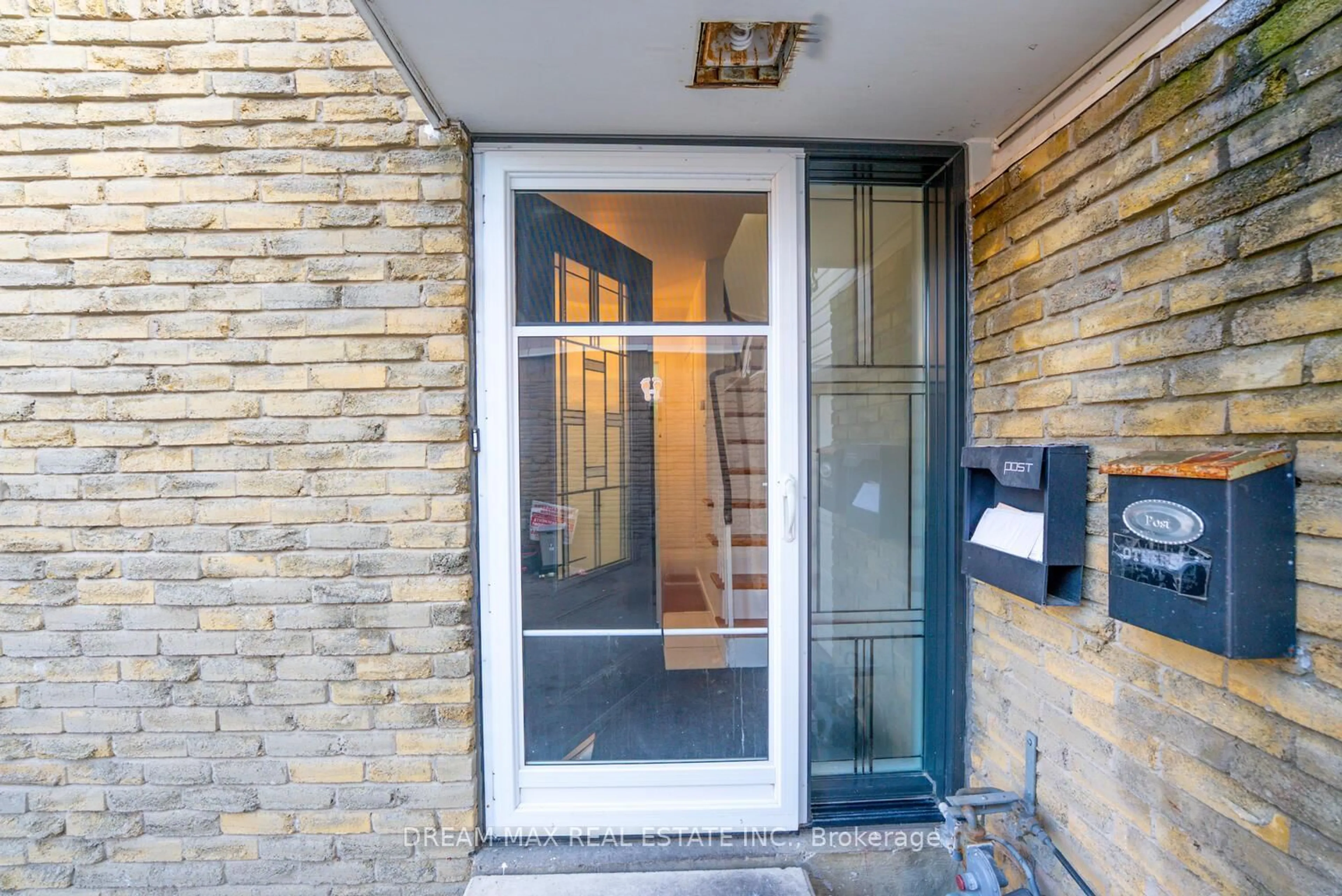 Indoor foyer for 28 Gailwood Crt, Brampton Ontario L6S 2E2