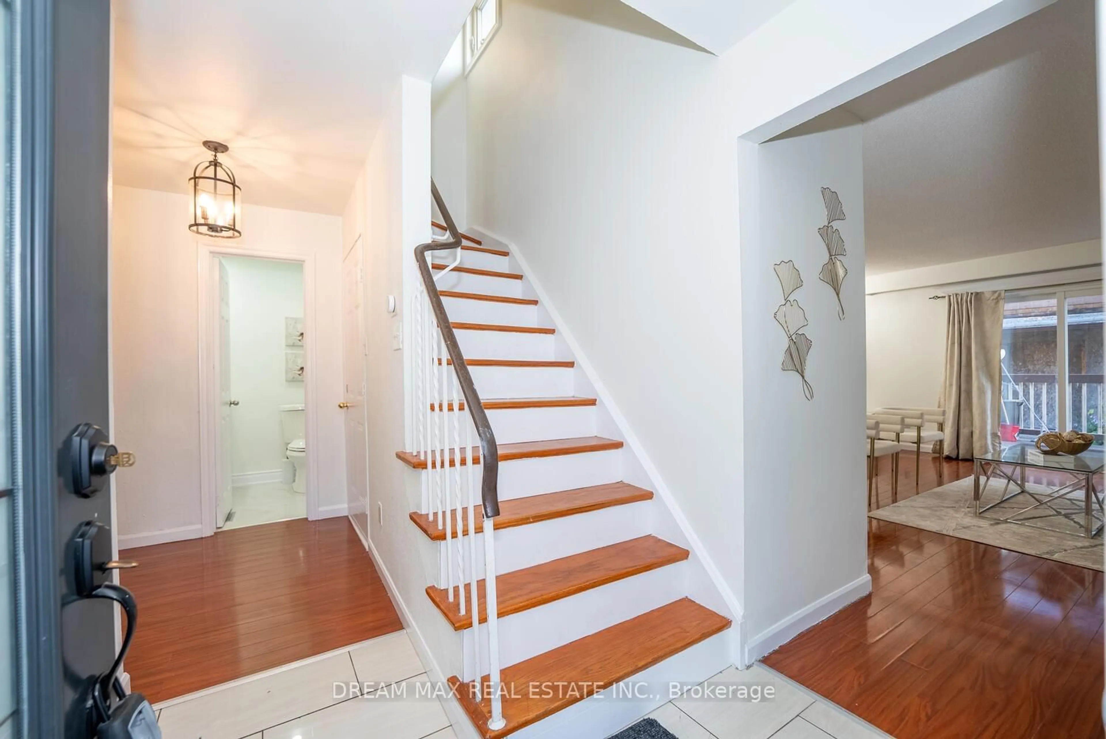 Indoor entryway for 28 Gailwood Crt, Brampton Ontario L6S 2E2