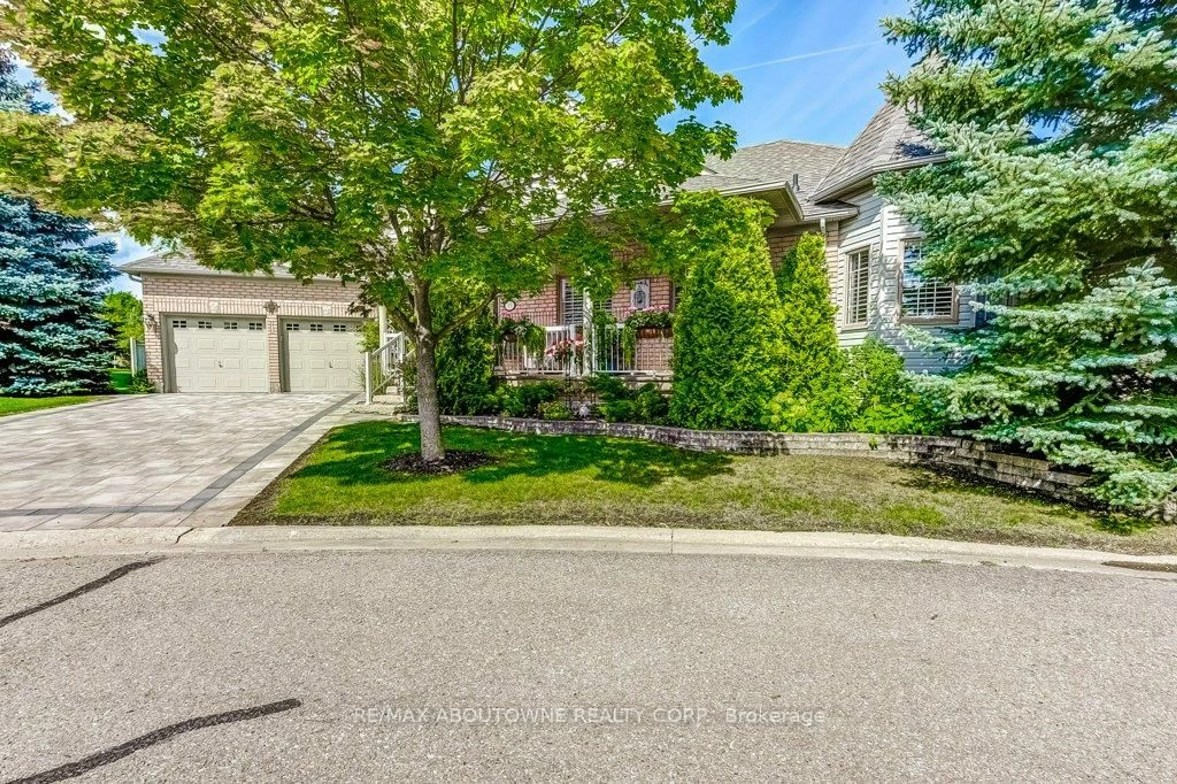 A pic from outside/outdoor area/front of a property/back of a property/a pic from drone, street for 17 Orchard Park Gate #27, Brampton Ontario L6R 1W5