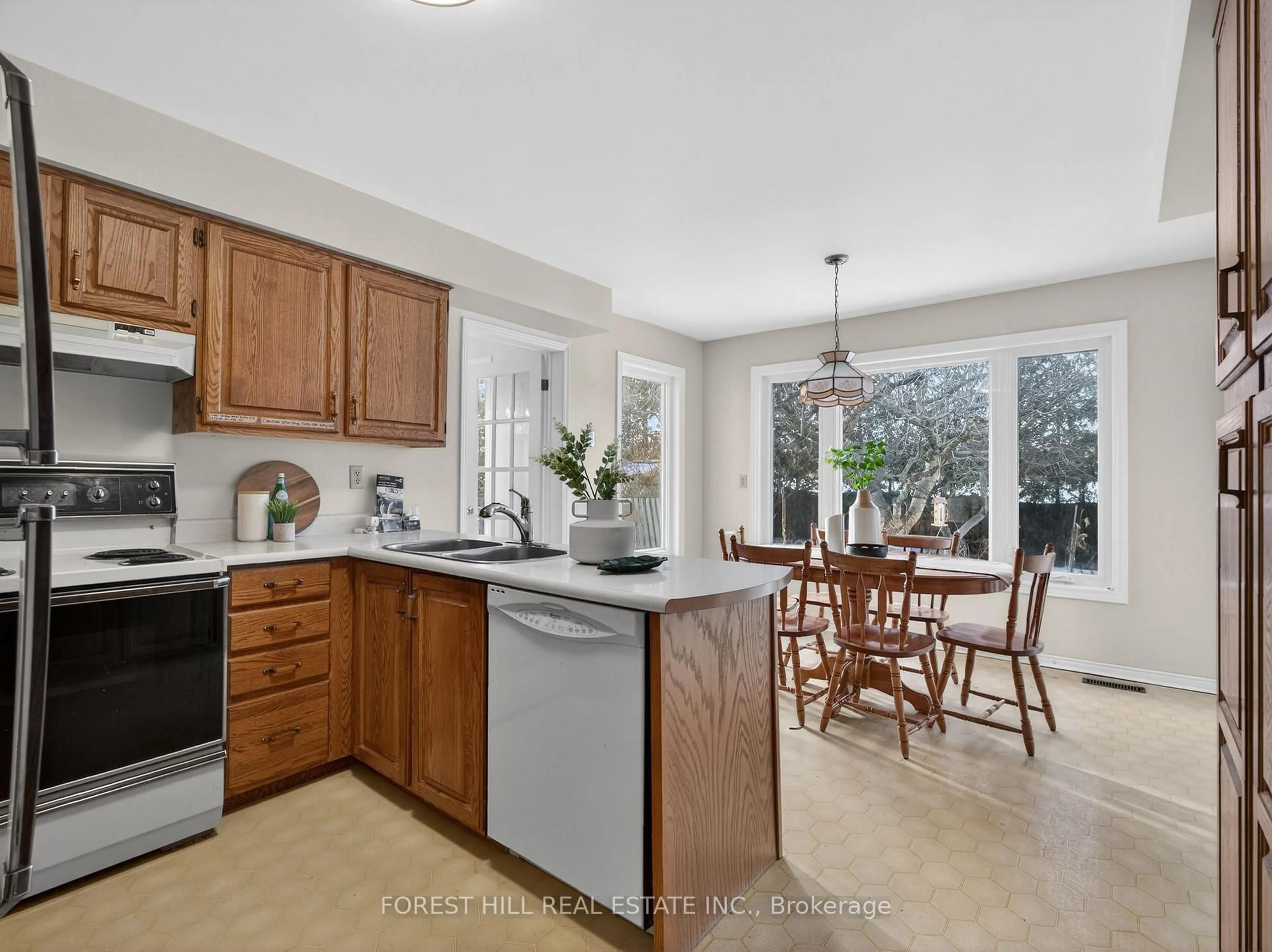 Open concept kitchen, ceramic/tile floor for 1523 Stoneybrook Tr, Oakville Ontario L6M 2R4