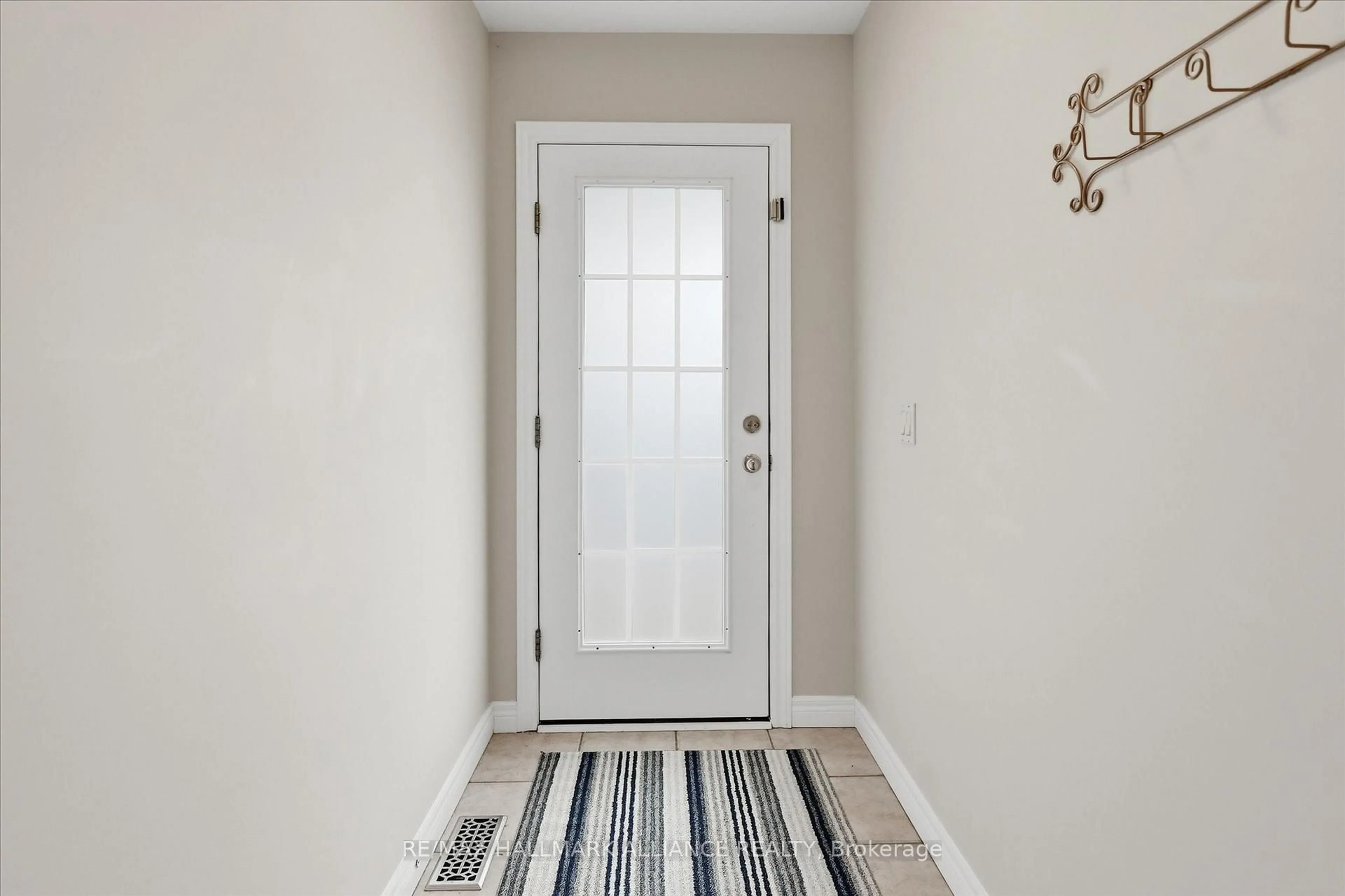 Indoor entryway for 1275 Stephenson Dr #12, Burlington Ontario L7S 2M2