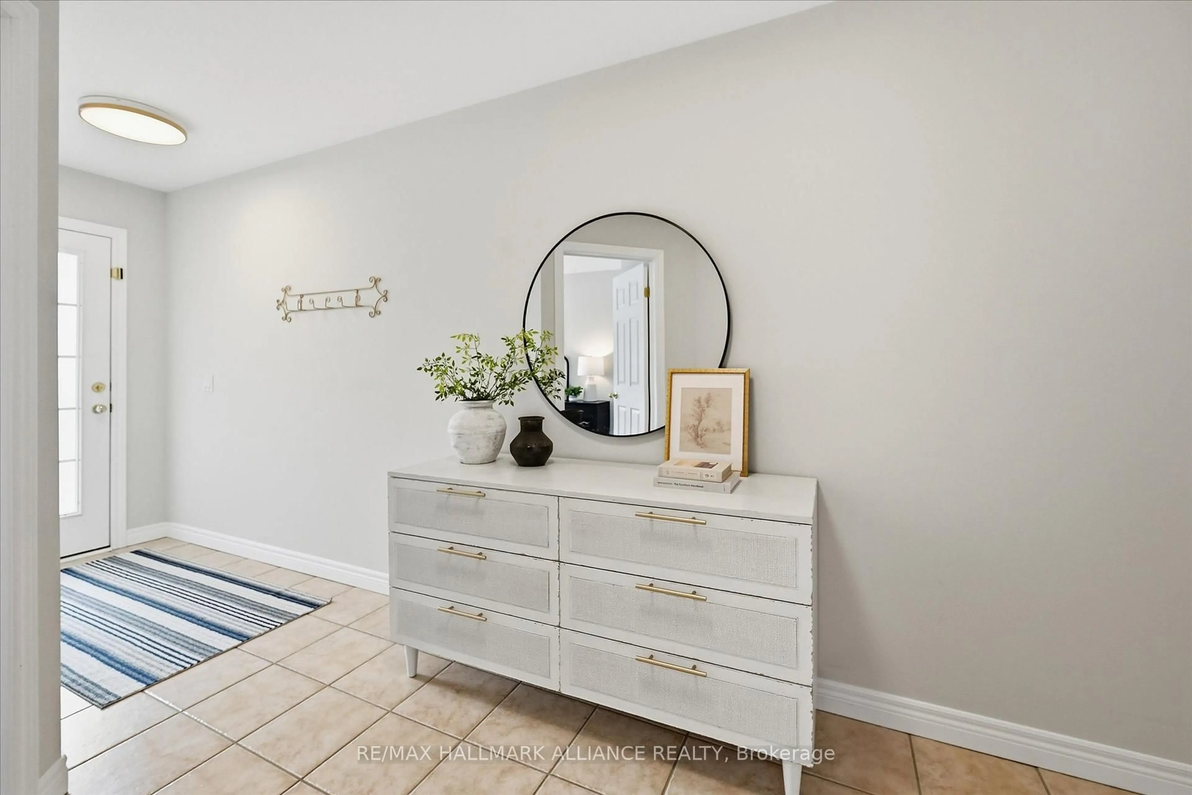 Indoor entryway for 1275 Stephenson Dr #12, Burlington Ontario L7S 2M2