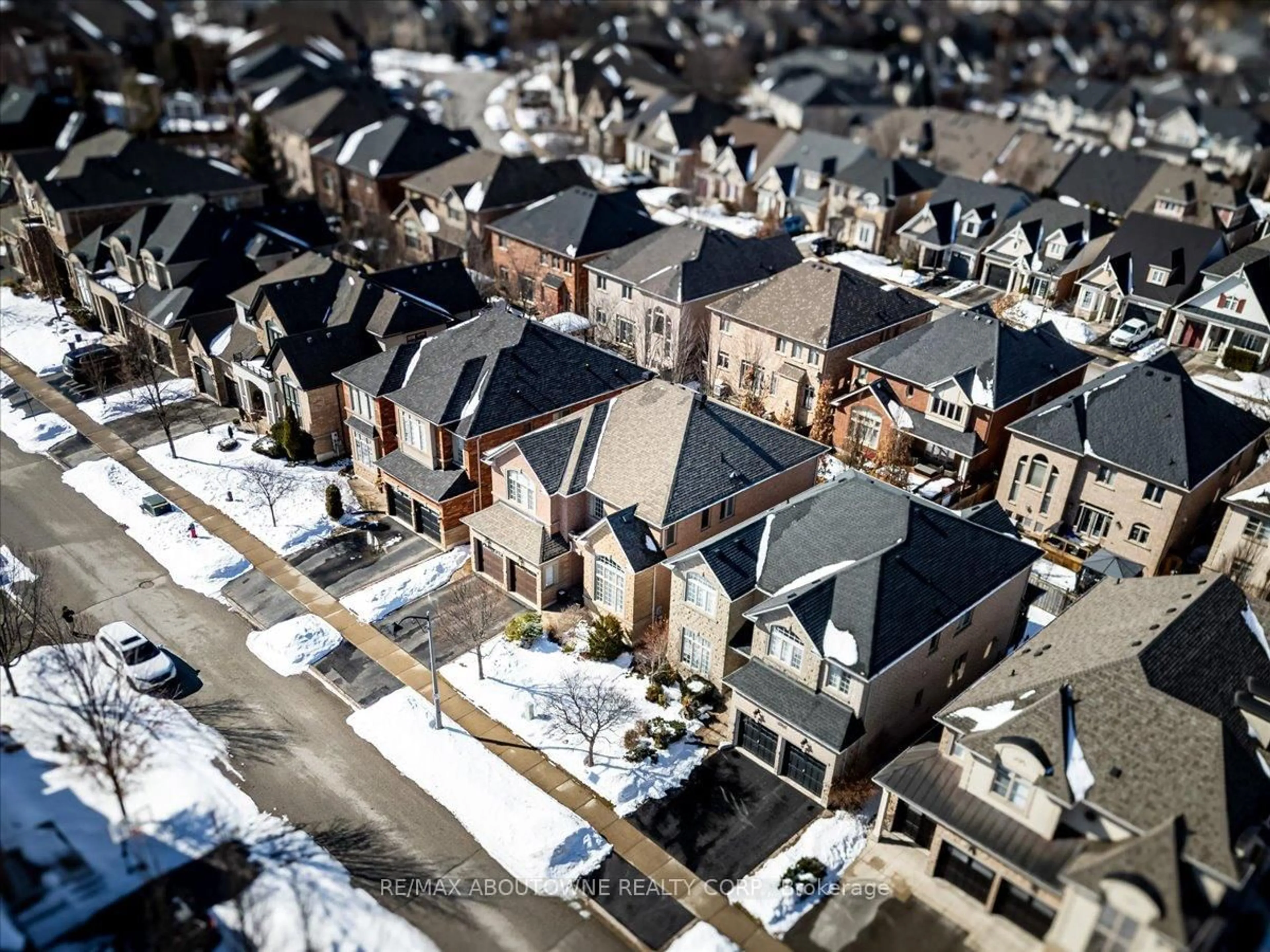 A pic from outside/outdoor area/front of a property/back of a property/a pic from drone, street for 3260 Ribble Cres, Oakville Ontario L6M 0B1