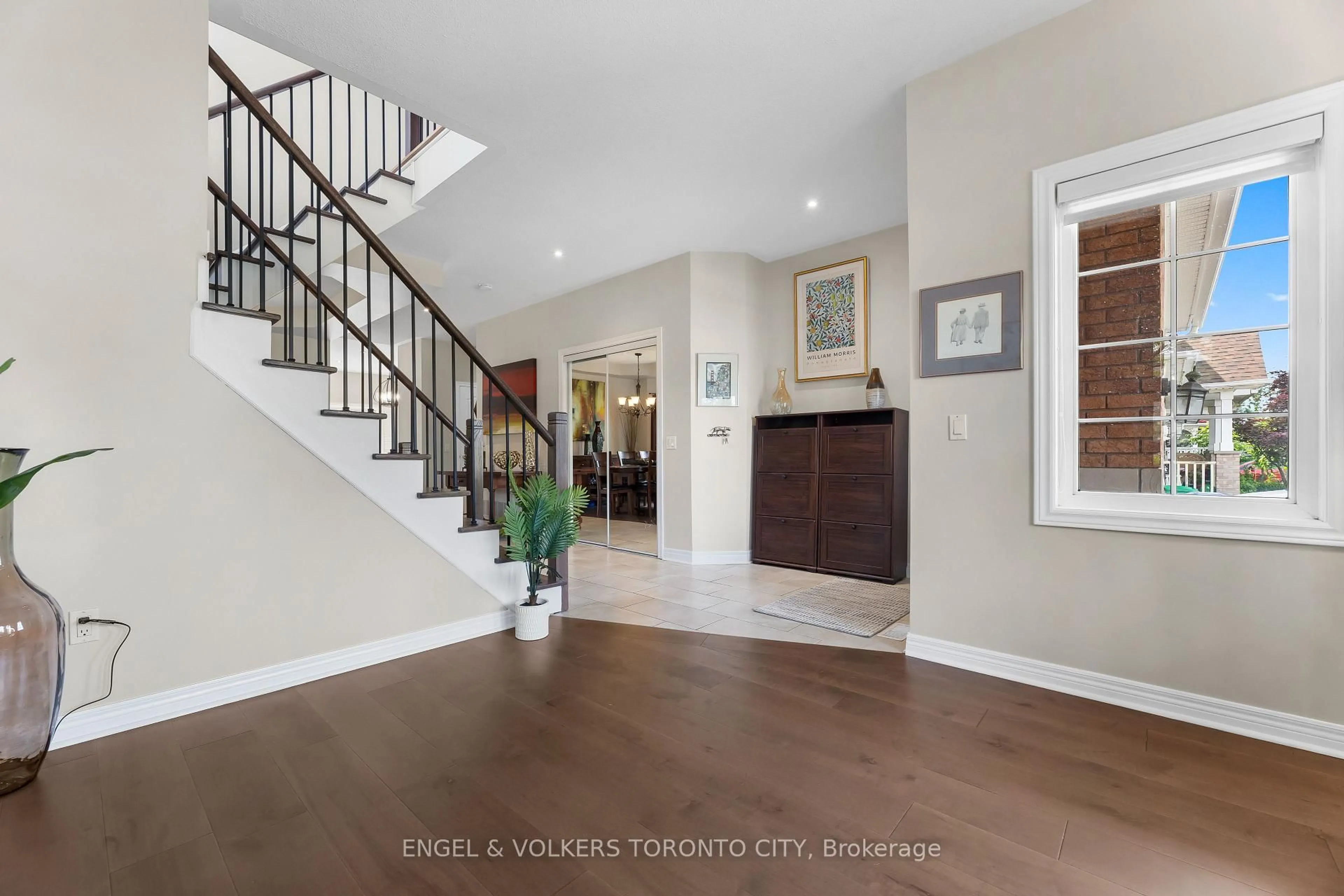 Indoor entryway for 1510 Samuelson Circ, Mississauga Ontario L5N 8A2