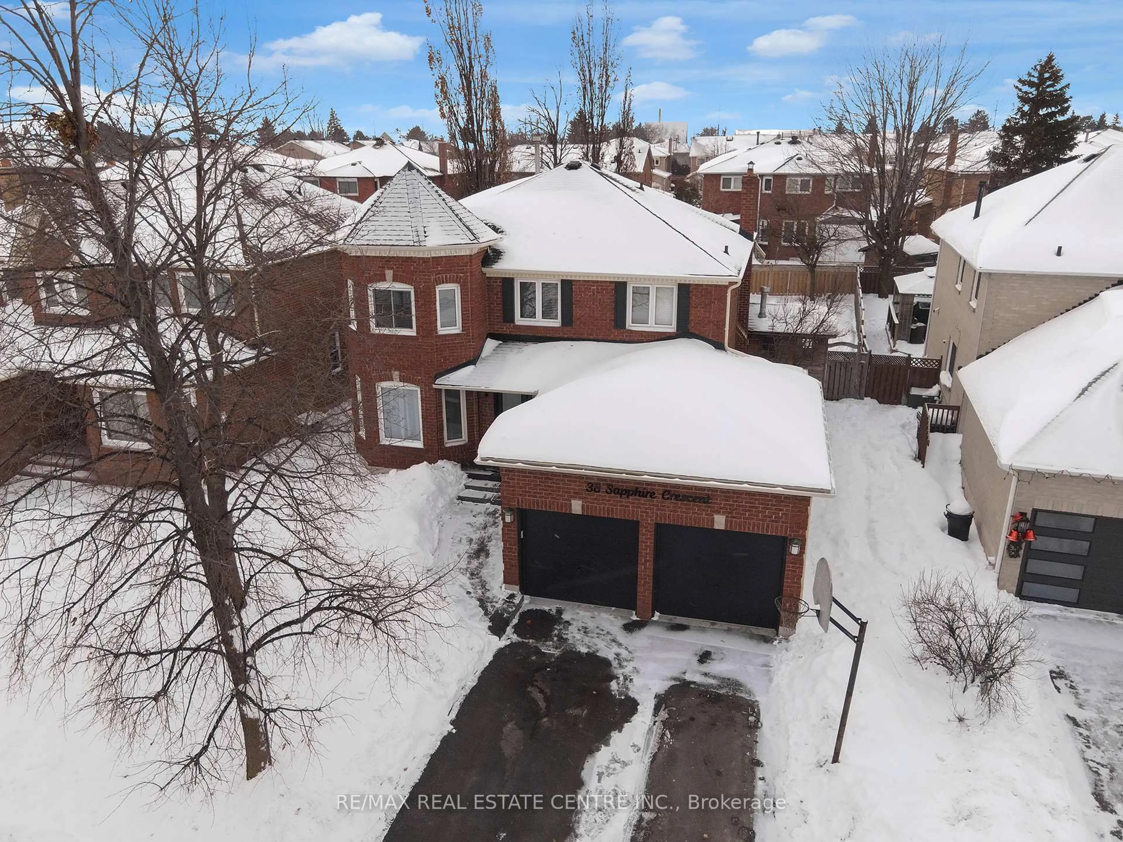 A pic from outside/outdoor area/front of a property/back of a property/a pic from drone, street for 38 Sapphire Cres, Brampton Ontario L6Z 4M4