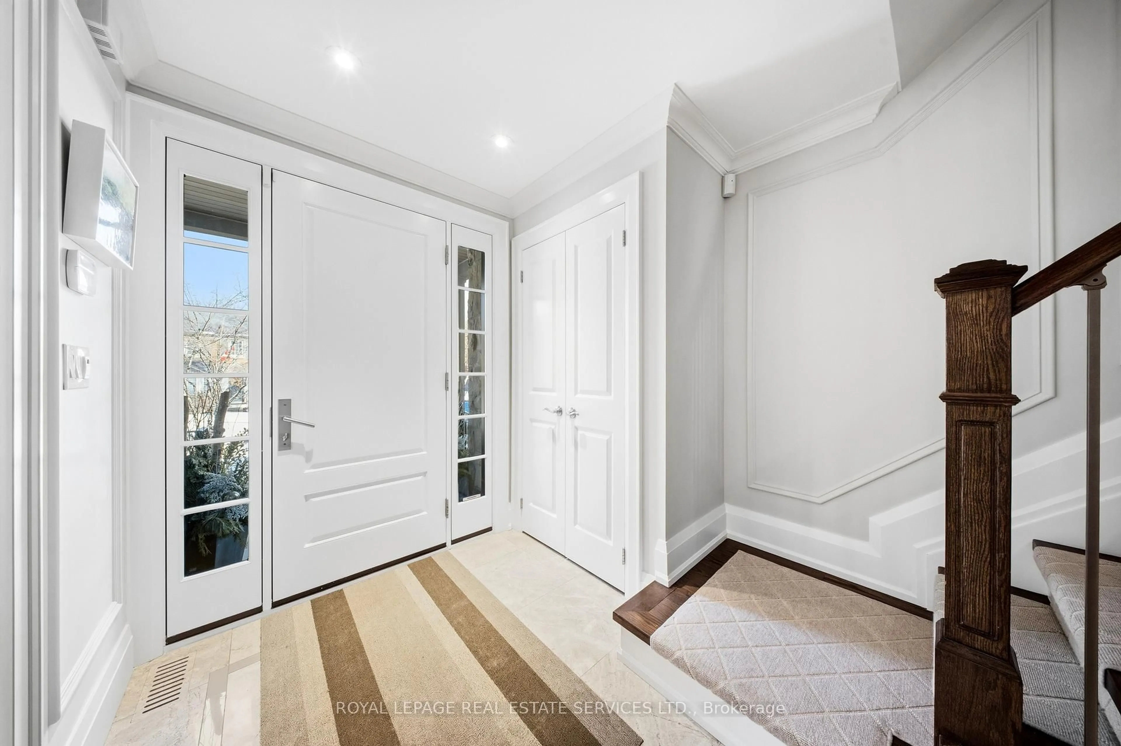 Indoor entryway for 82 Dunedin Dr, Toronto Ontario M8X 2K5