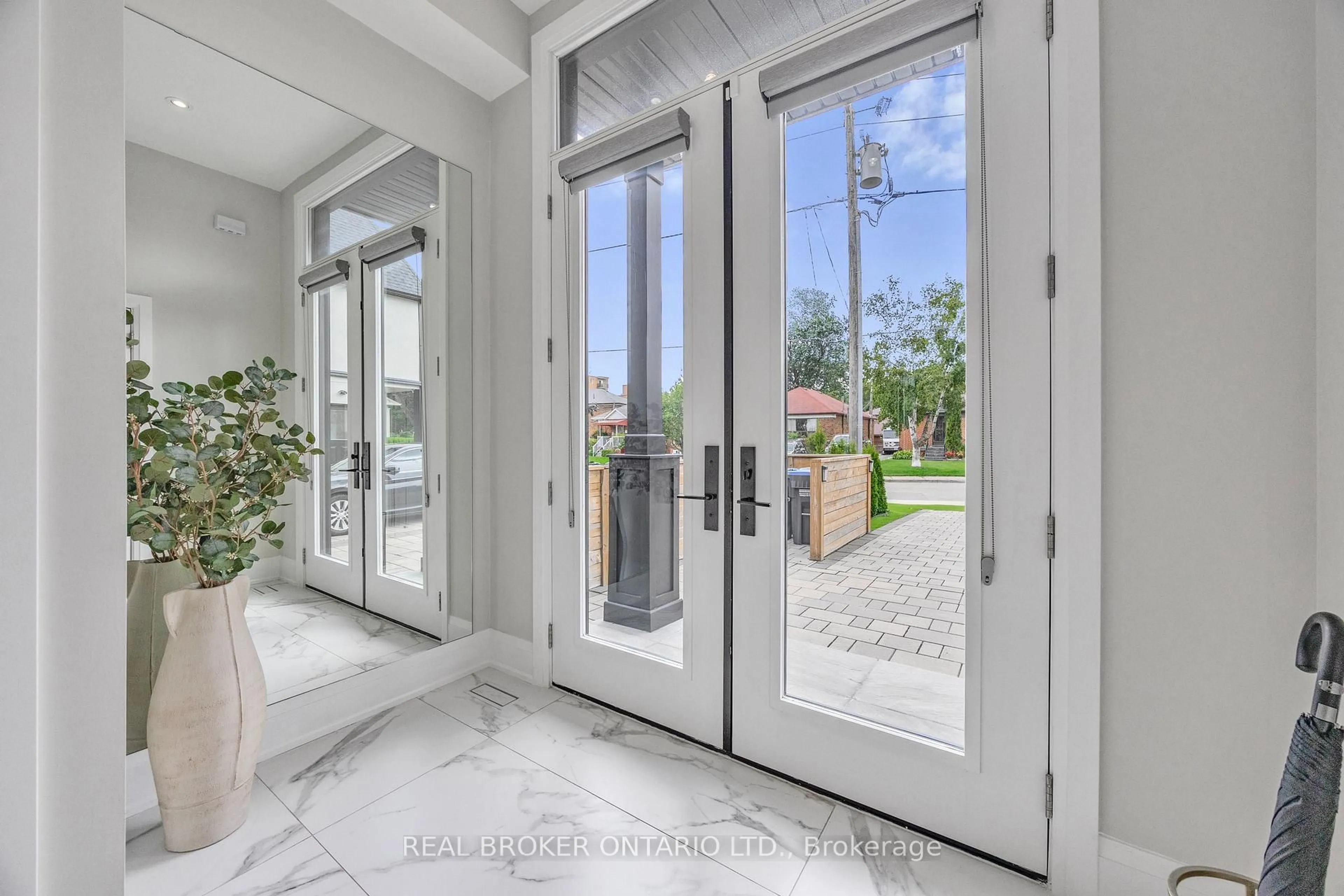 Indoor entryway for 9A Maple Ave, Mississauga Ontario L5H 2R9