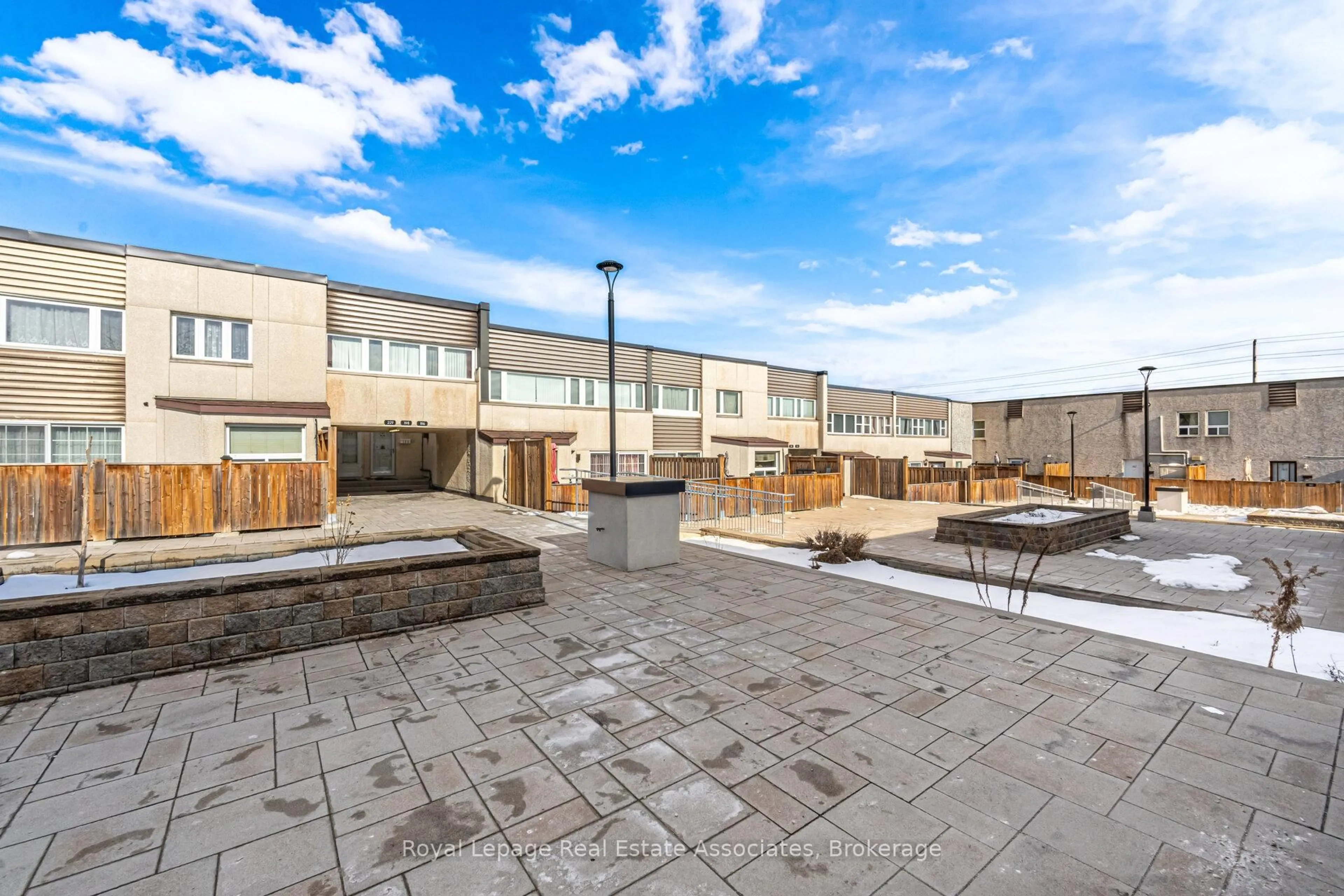 Patio, street for 1055 Dundas St #222, Mississauga Ontario L4Y 3X6