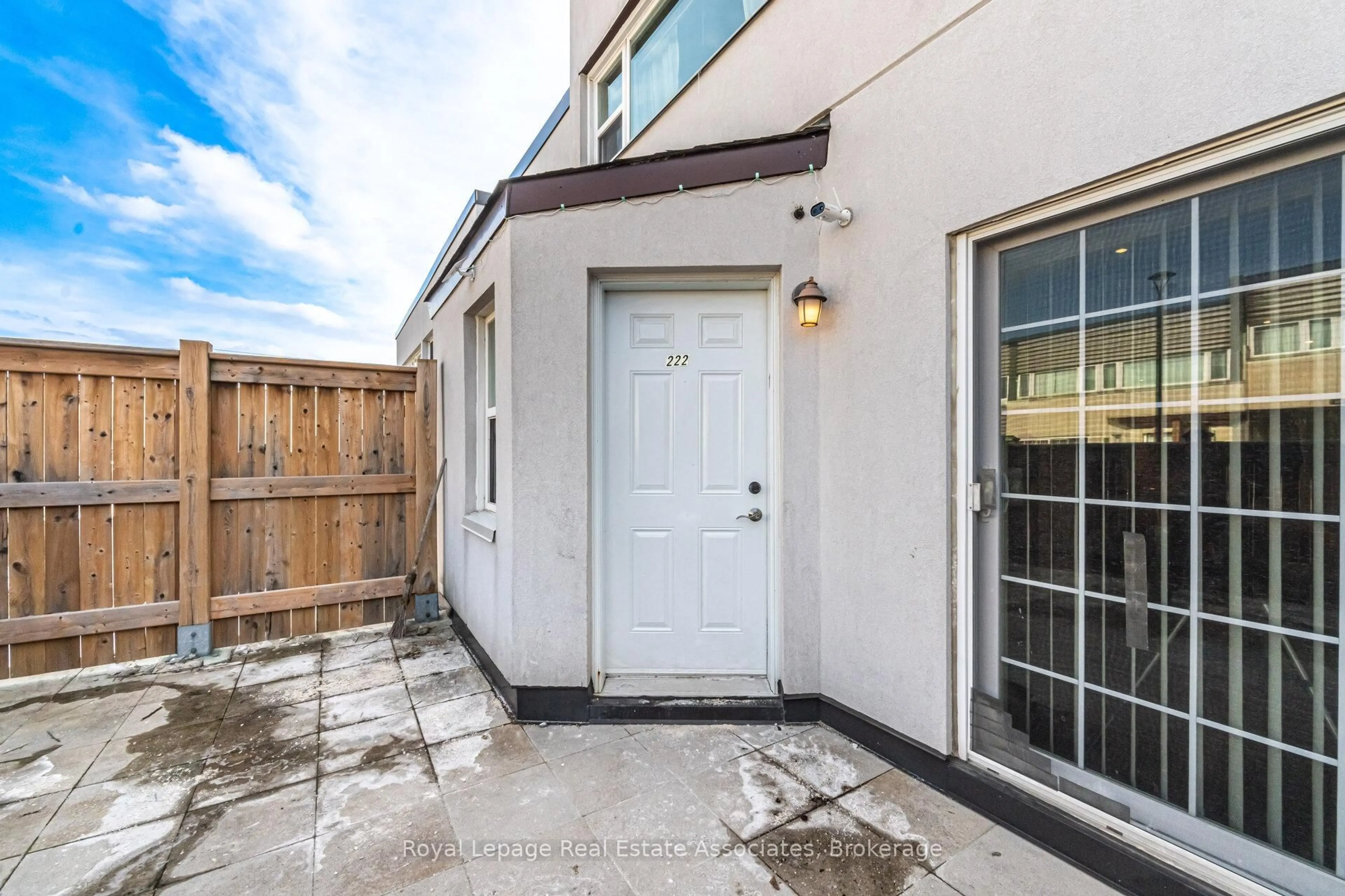 Unknown for 1055 Dundas St #222, Mississauga Ontario L4Y 3X6