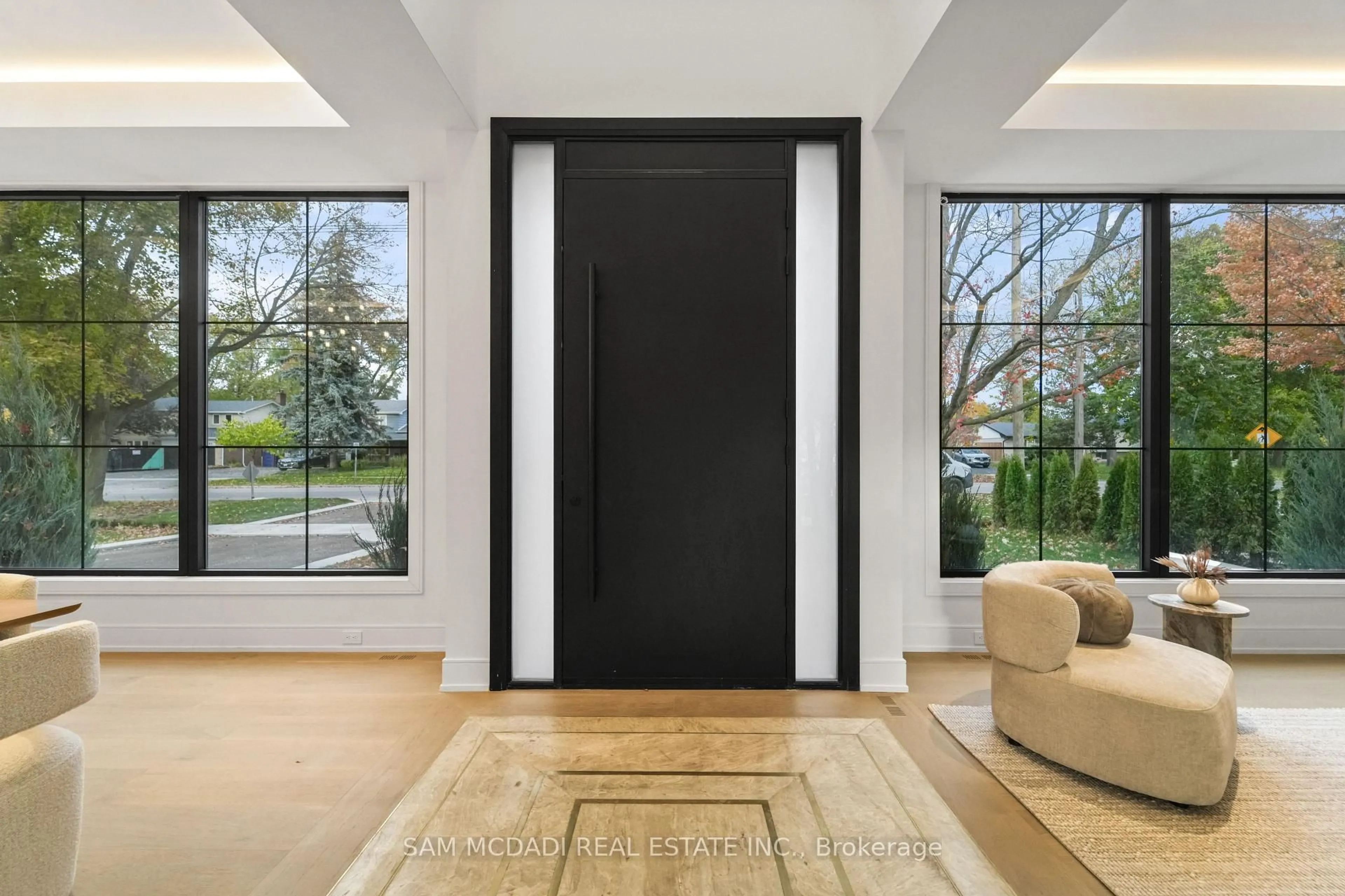 Indoor entryway for 152 Third Line, Oakville Ontario L6L 3Z8