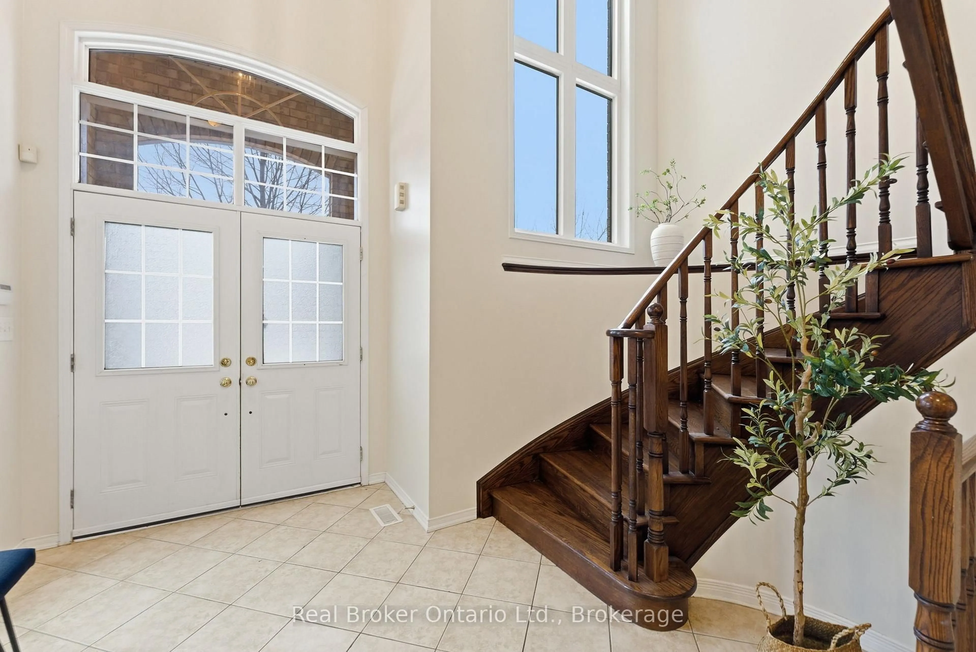 Indoor entryway for 4637 Ashlar Cres, Burlington Ontario L7M 0J2