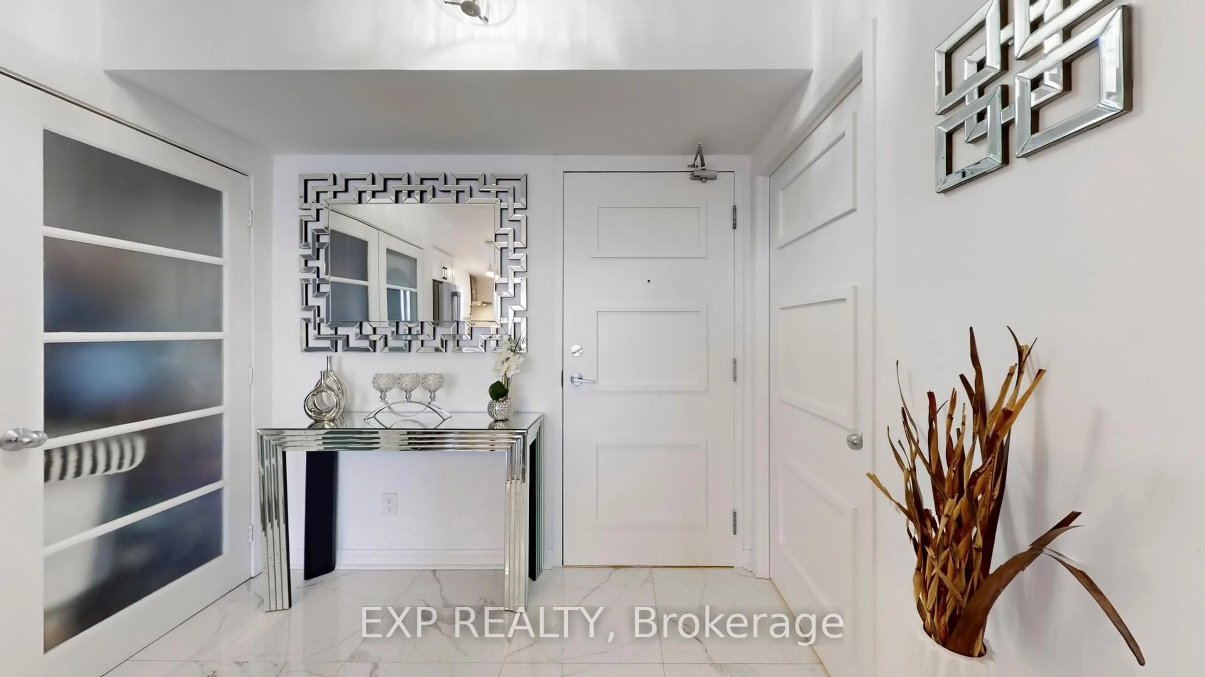 Indoor entryway for 1050 The Queensway #811, Toronto Ontario M8Z 0A8