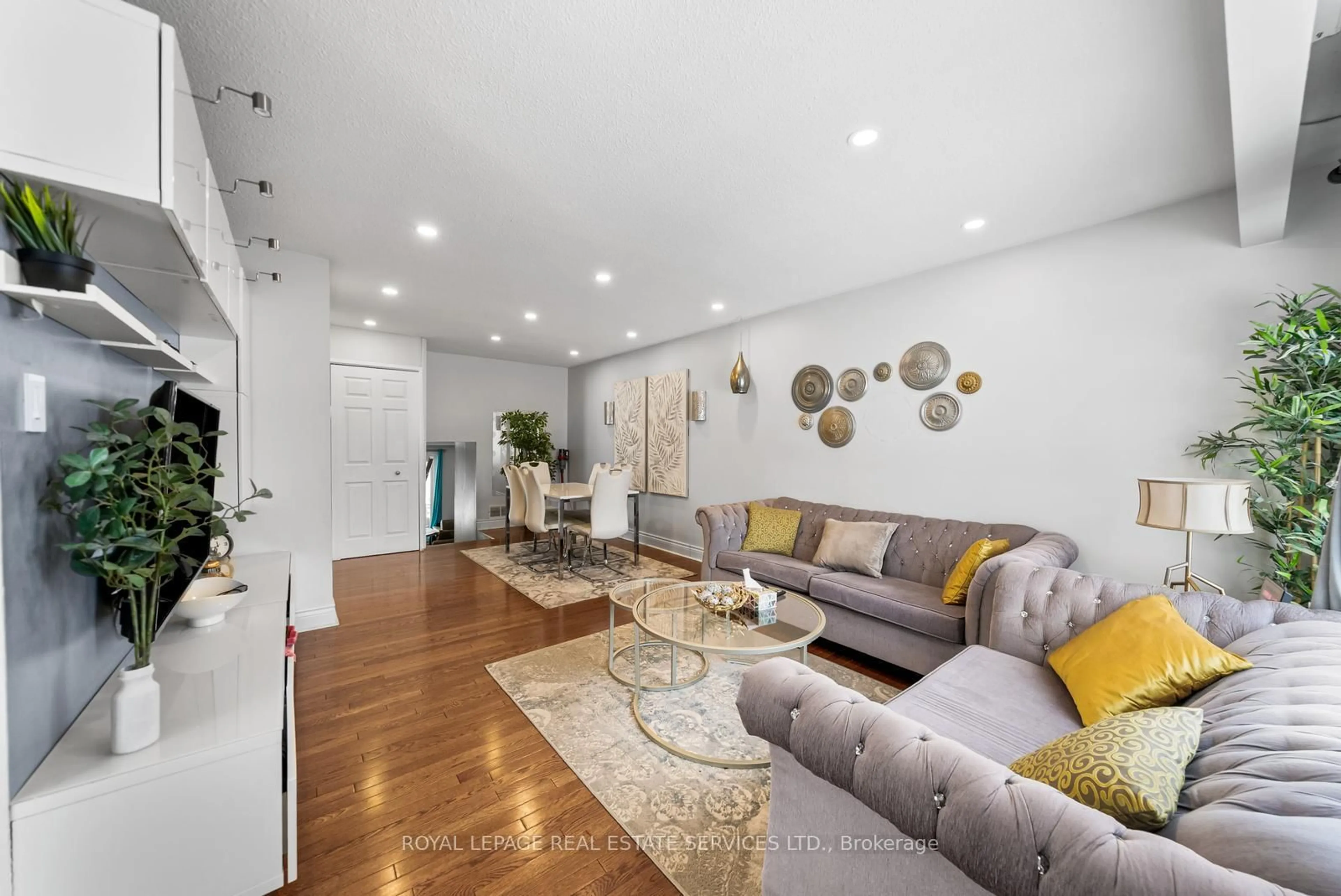 Living room with furniture, unknown for 7121 Tamar Rd, Mississauga Ontario L5N 1Y7