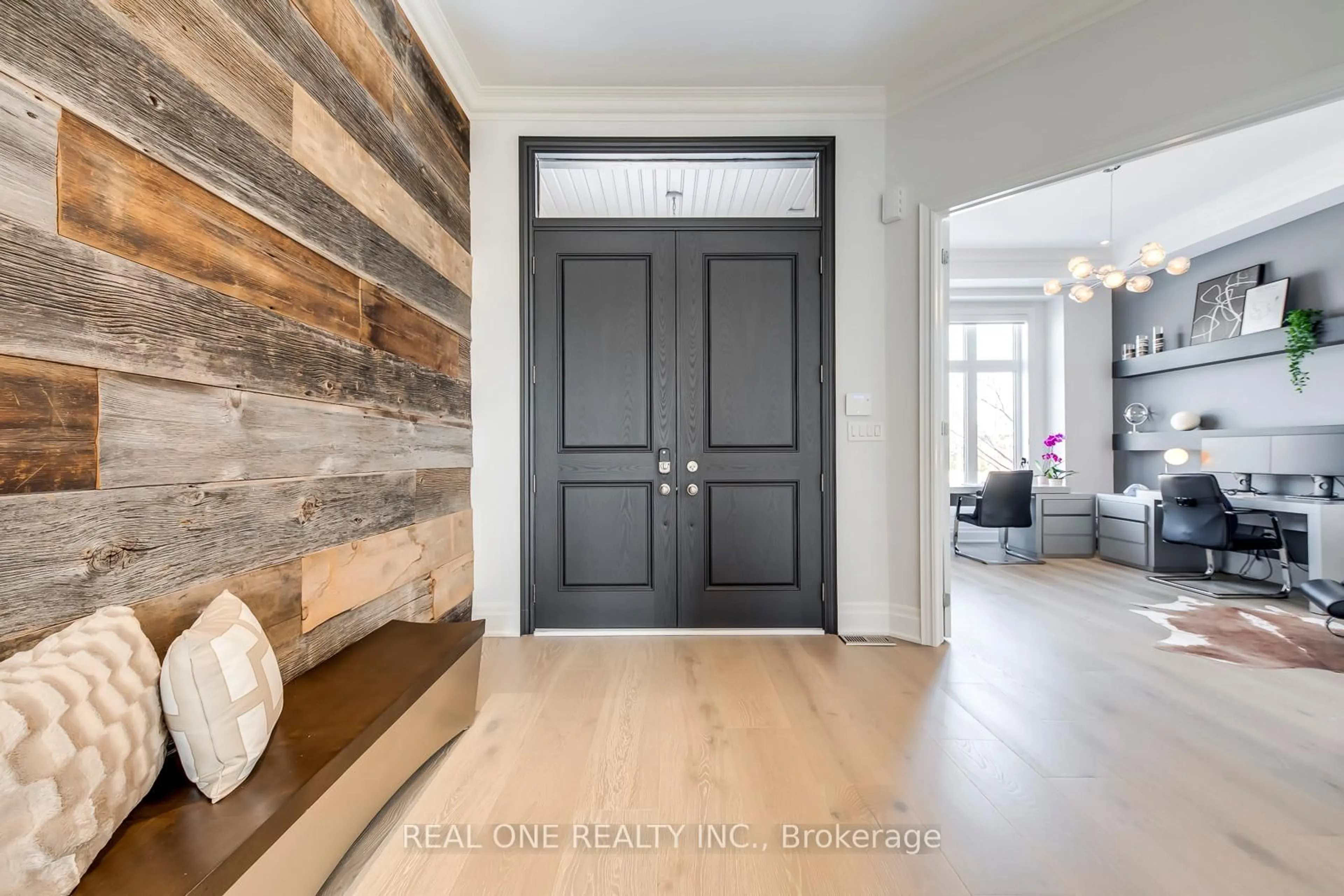 Indoor entryway for 1384 Pinery Cres, Oakville Ontario L6H 7J7