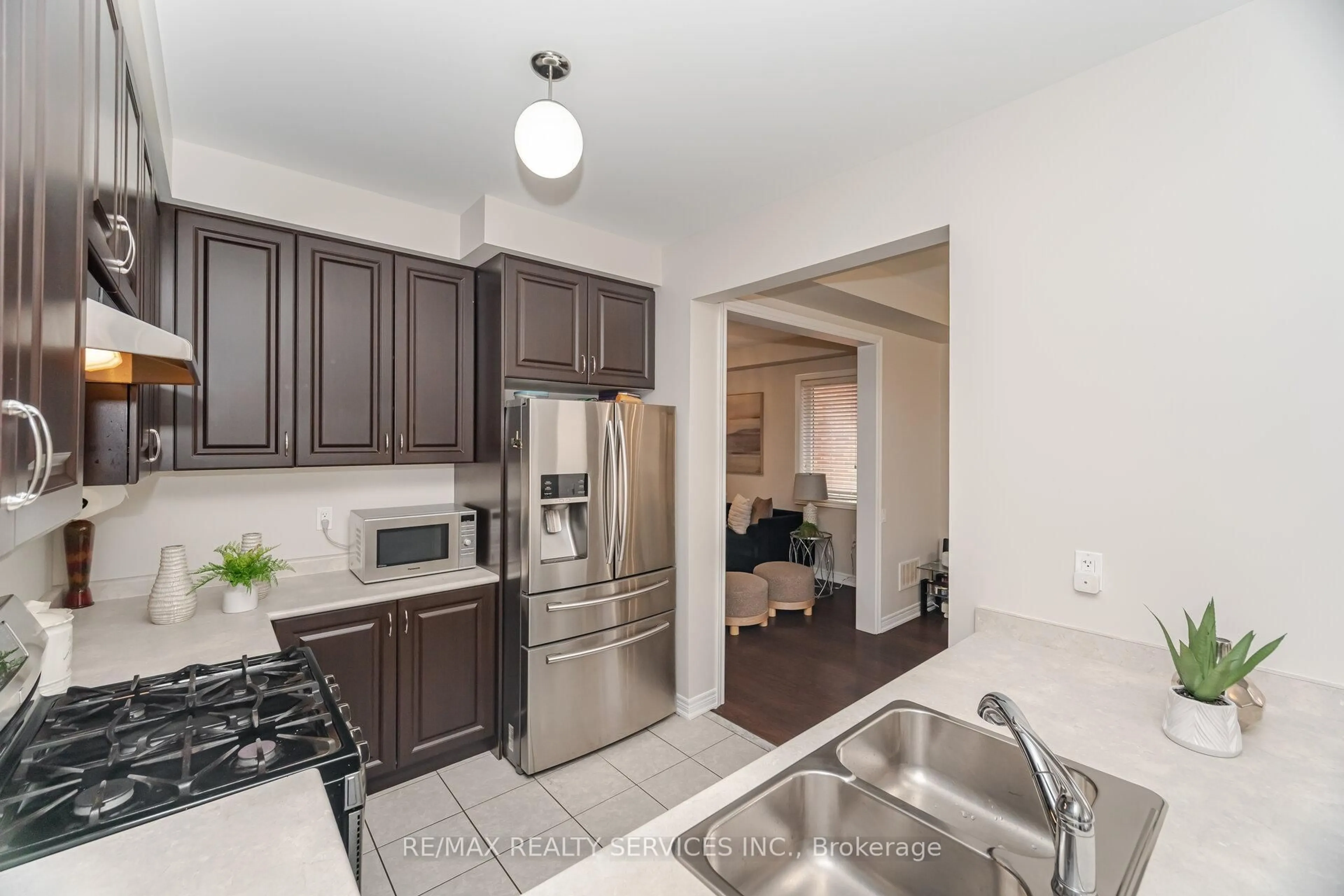 Open concept kitchen, unknown for 20 Blackberry Valley Cres, Caledon Ontario L7C 3Z9