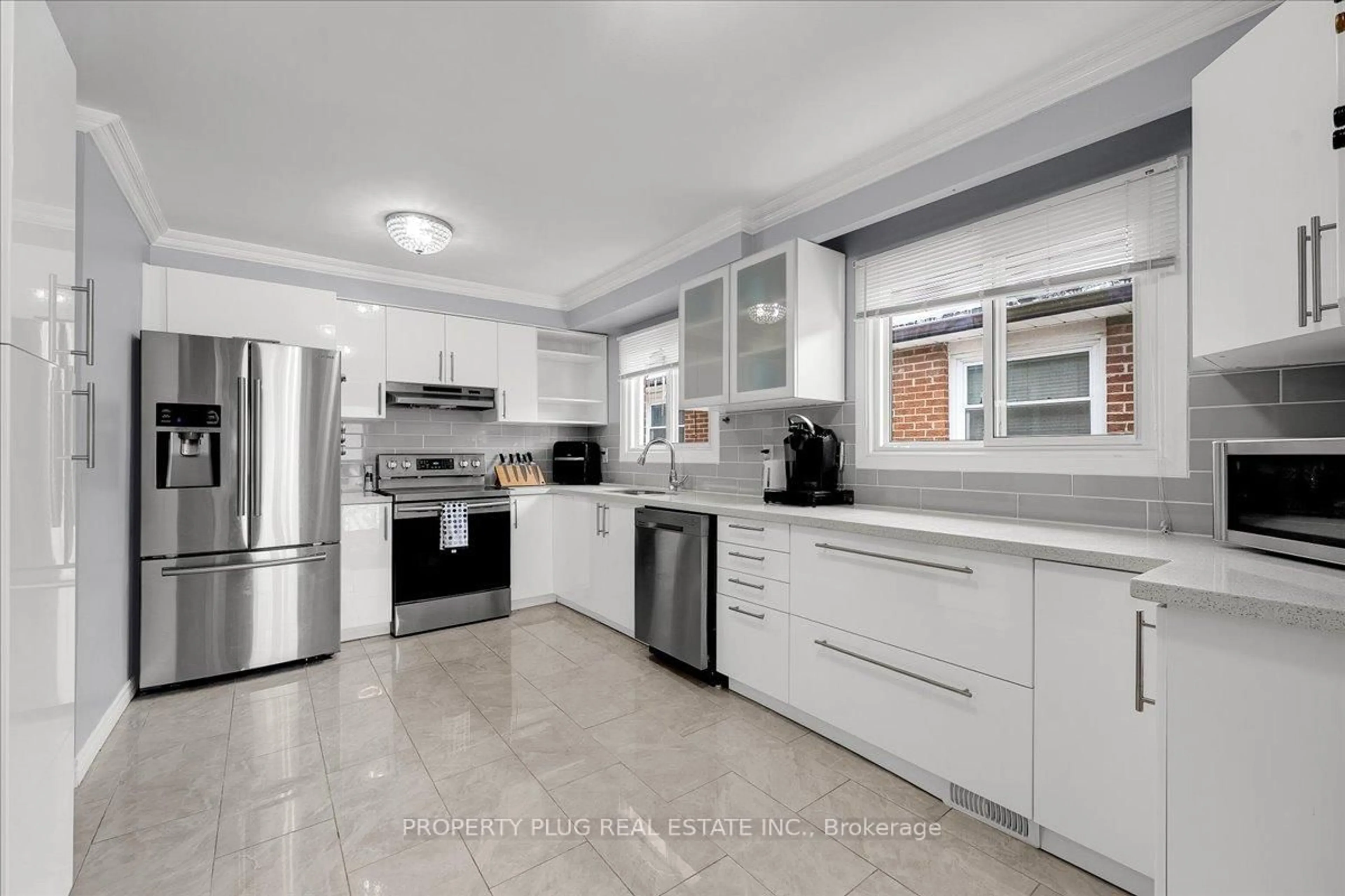 Open concept kitchen, ceramic/tile floor for 32 Reeve Rd, Brampton Ontario L6X 2M7