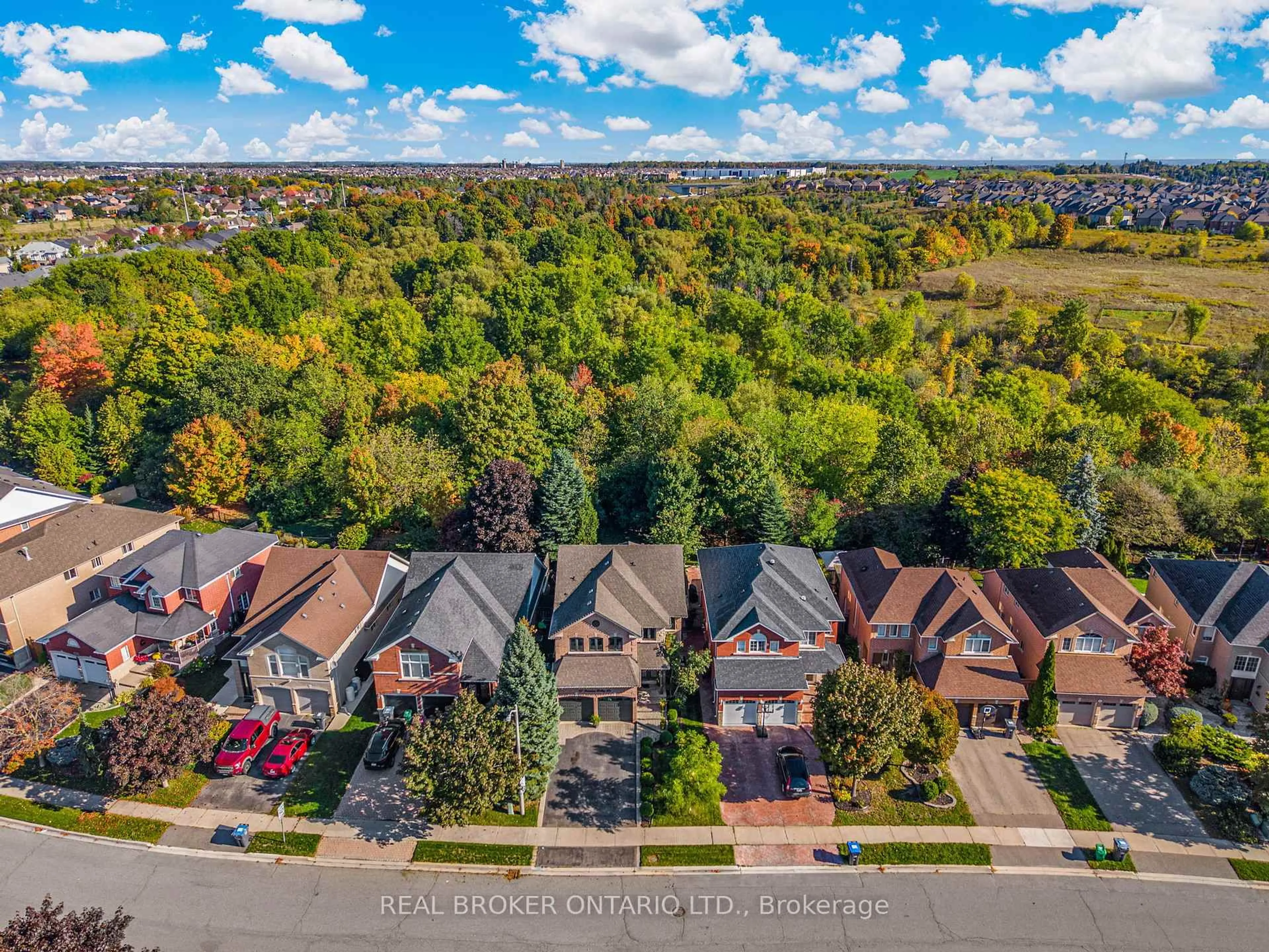 A pic from outside/outdoor area/front of a property/back of a property/a pic from drone, street for 67 Summer Valley Dr, Brampton Ontario L6Z 4V1
