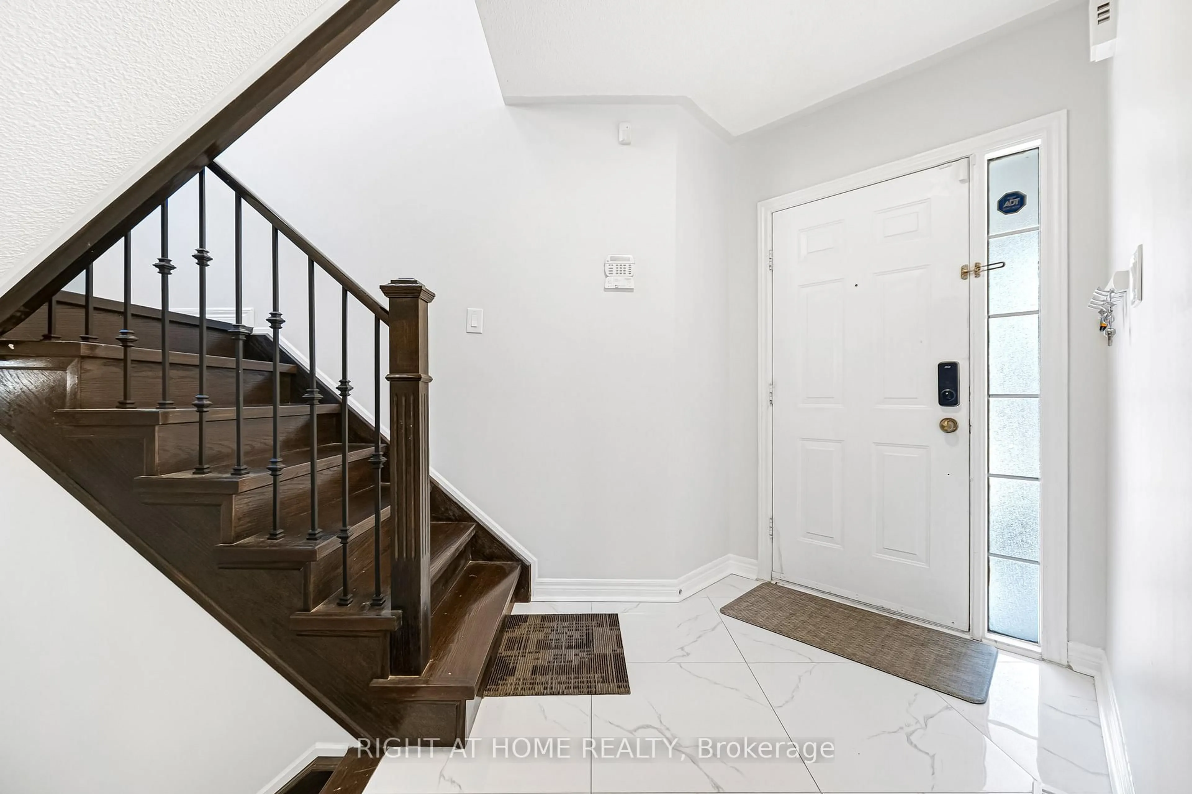Indoor entryway for 601 Claymeadow Ave, Mississauga Ontario L5B 4H7