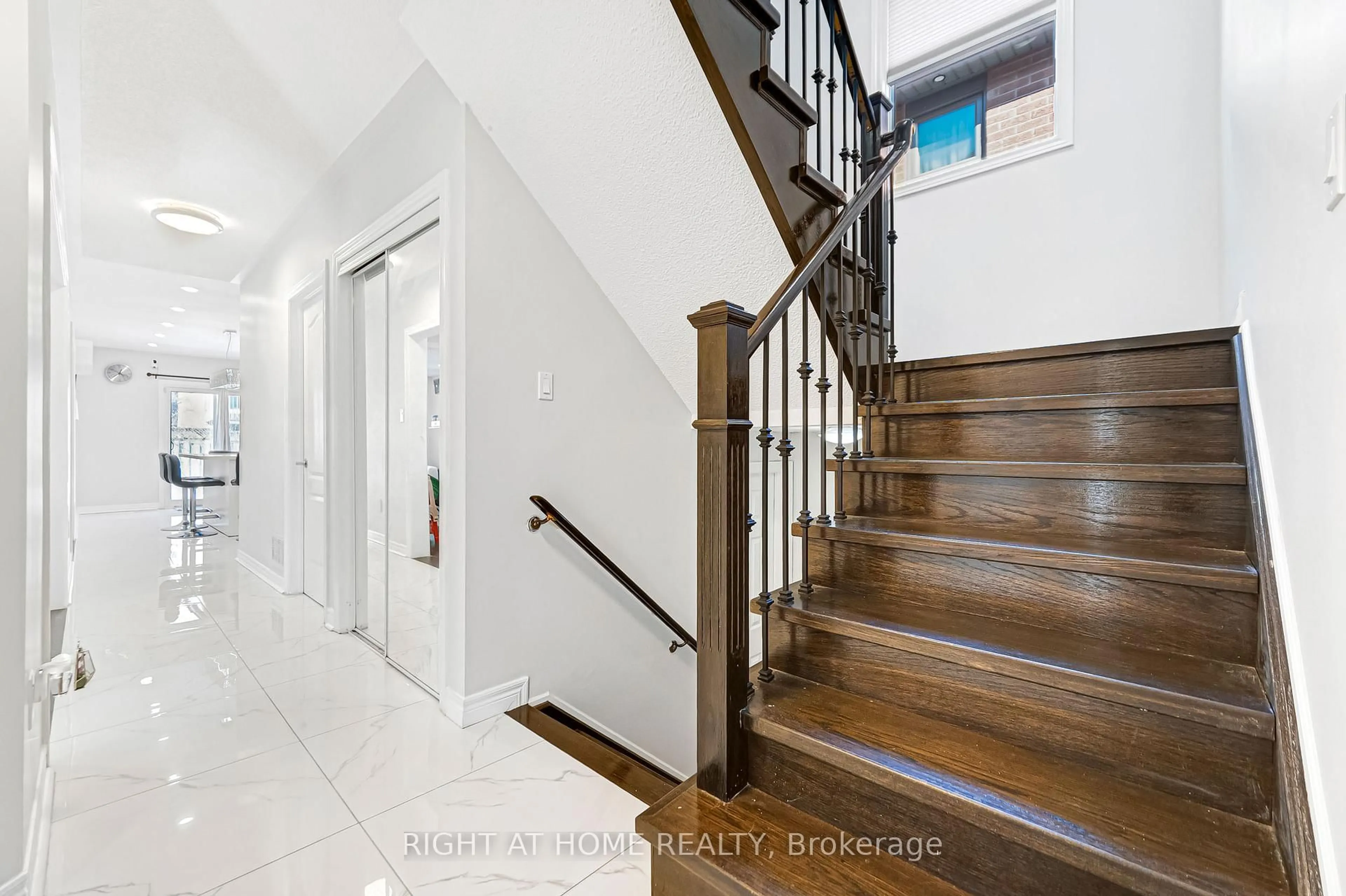 Indoor entryway for 601 Claymeadow Ave, Mississauga Ontario L5B 4H7