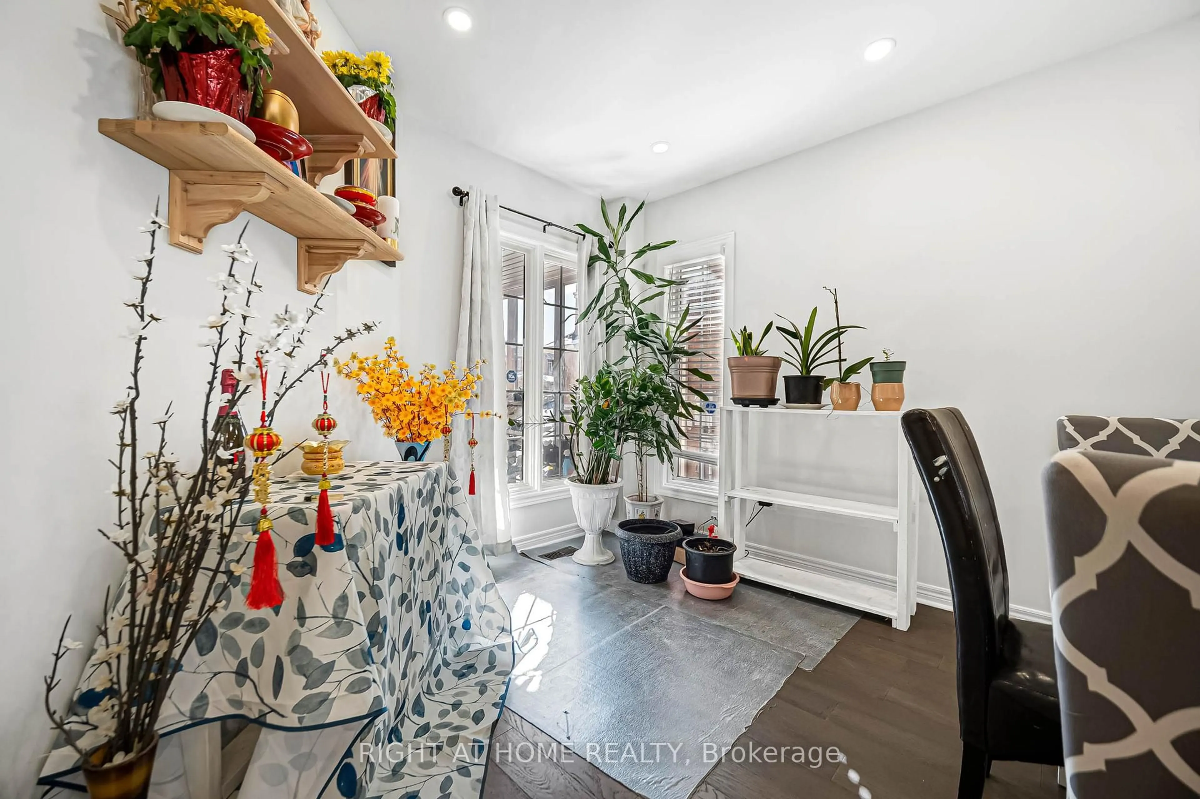 Indoor entryway for 601 Claymeadow Ave, Mississauga Ontario L5B 4H7