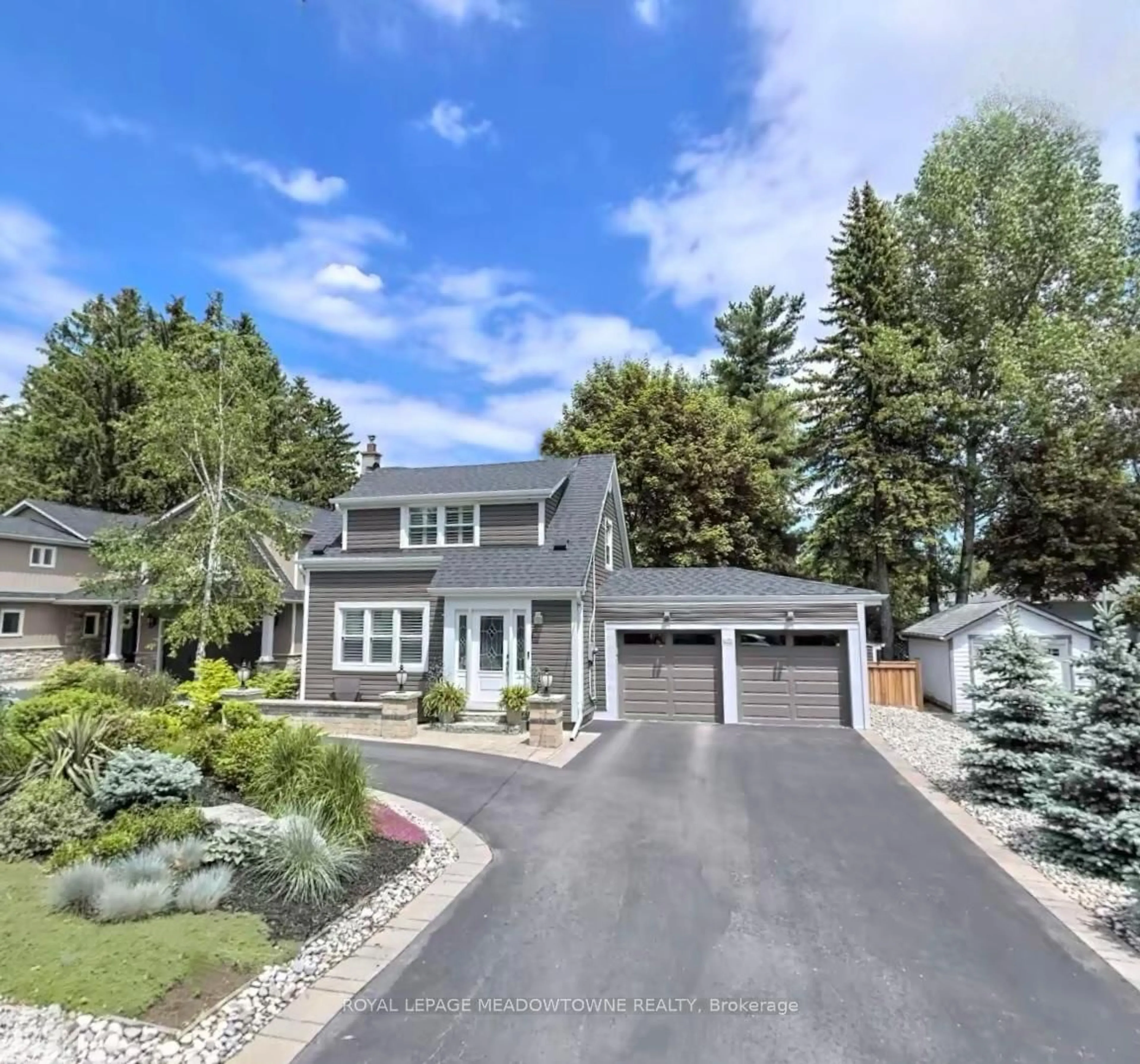 A pic from outside/outdoor area/front of a property/back of a property/a pic from drone, street for 19 Union St, Halton Hills Ontario L7G 3M1