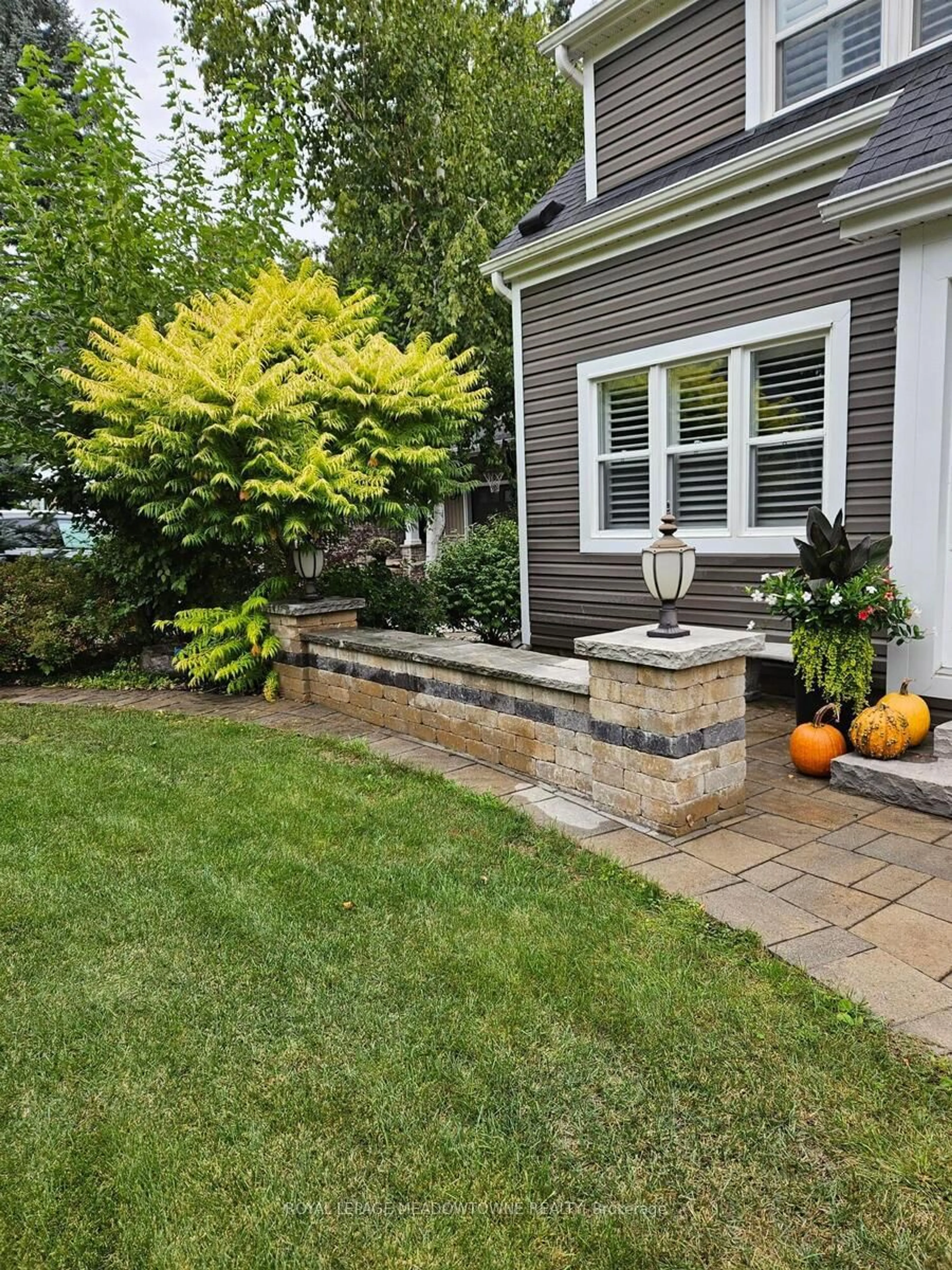 Patio, street for 19 Union St, Halton Hills Ontario L7G 3M1