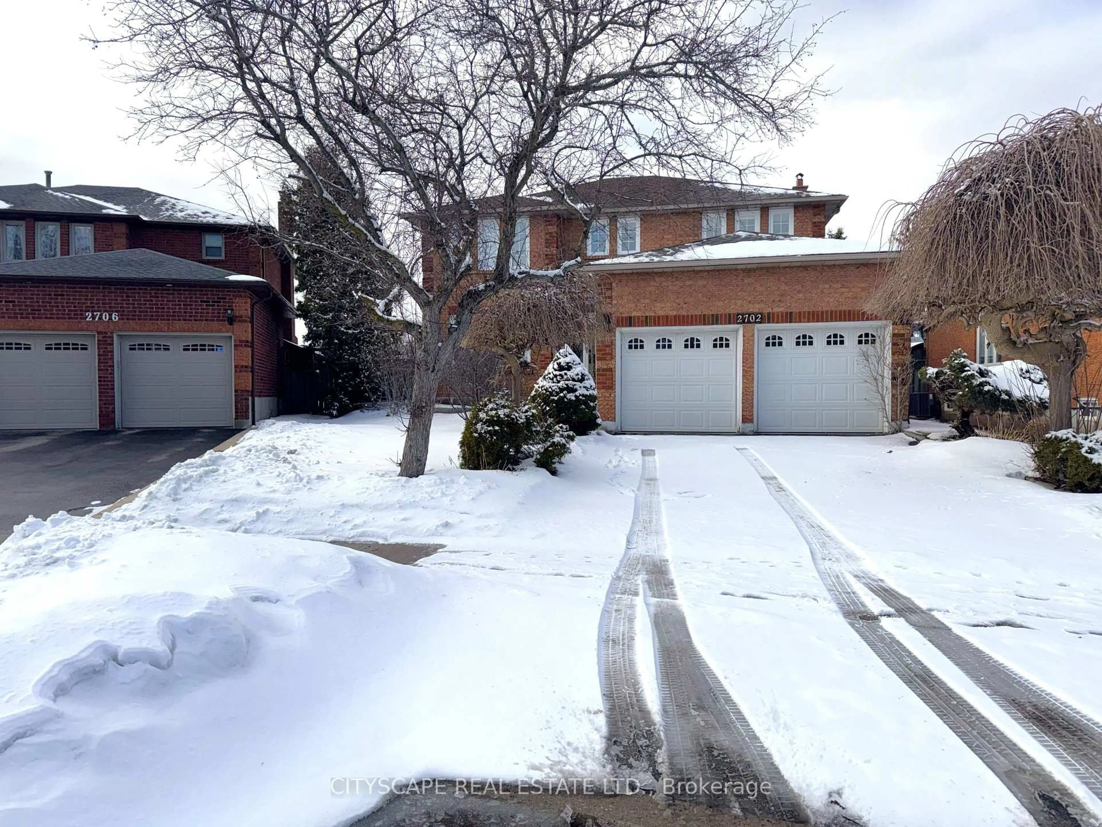A pic from outside/outdoor area/front of a property/back of a property/a pic from drone, street for 2702 Hardy Cres, Oakville Ontario L6J 7B9