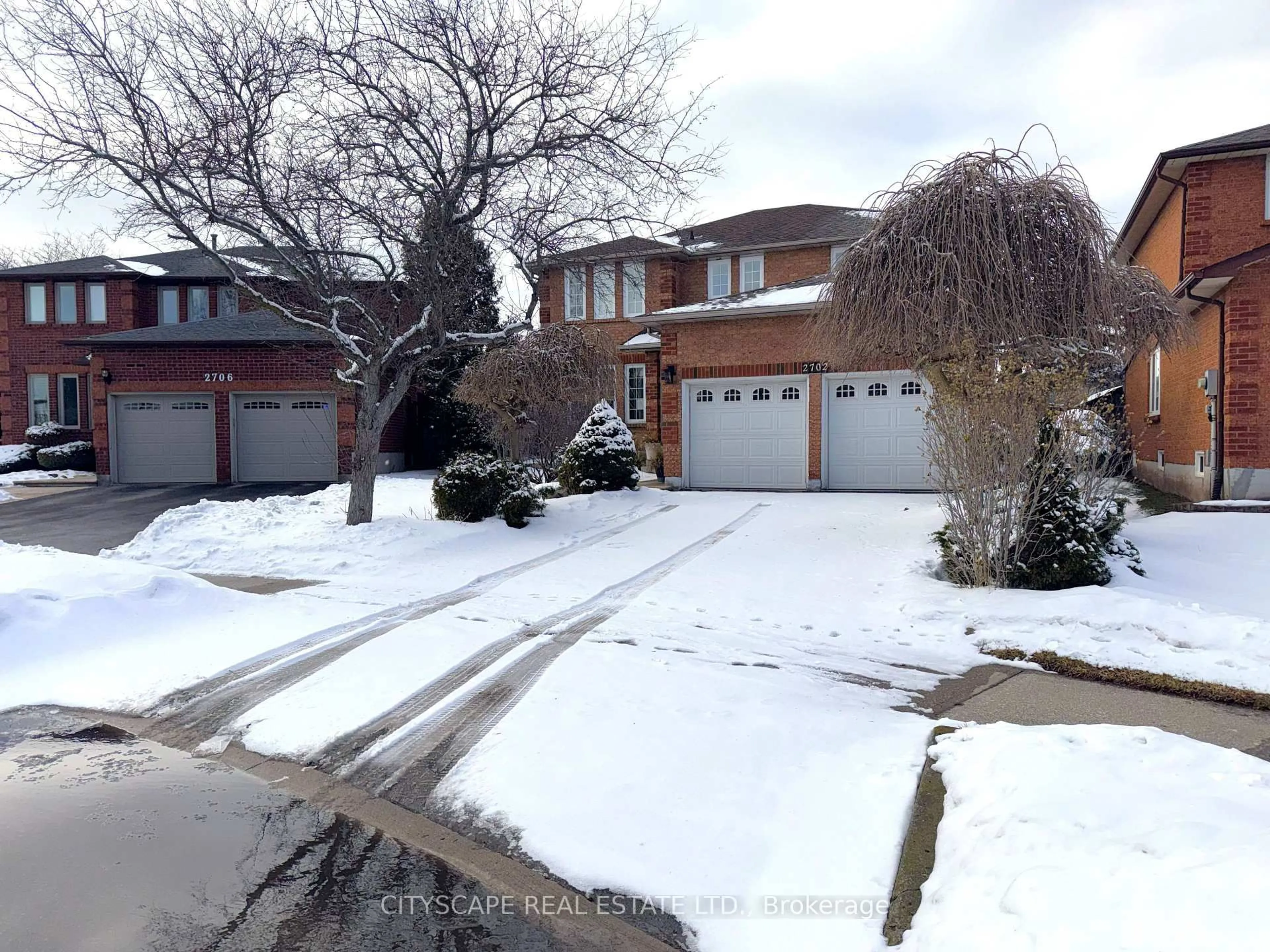 A pic from outside/outdoor area/front of a property/back of a property/a pic from drone, street for 2702 Hardy Cres, Oakville Ontario L6J 7B9
